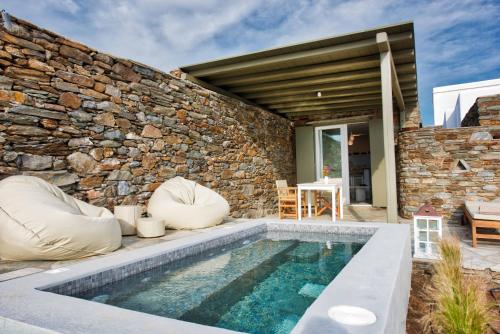 Cave Suite with Outdoor Tub photo 3