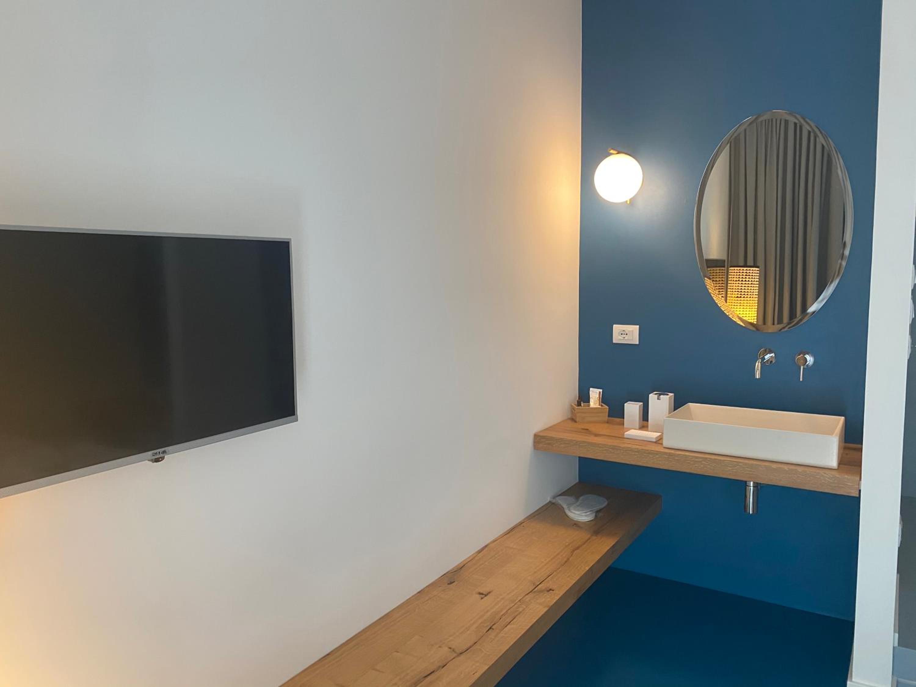Deluxe Double Room with Balcony - Photo 22