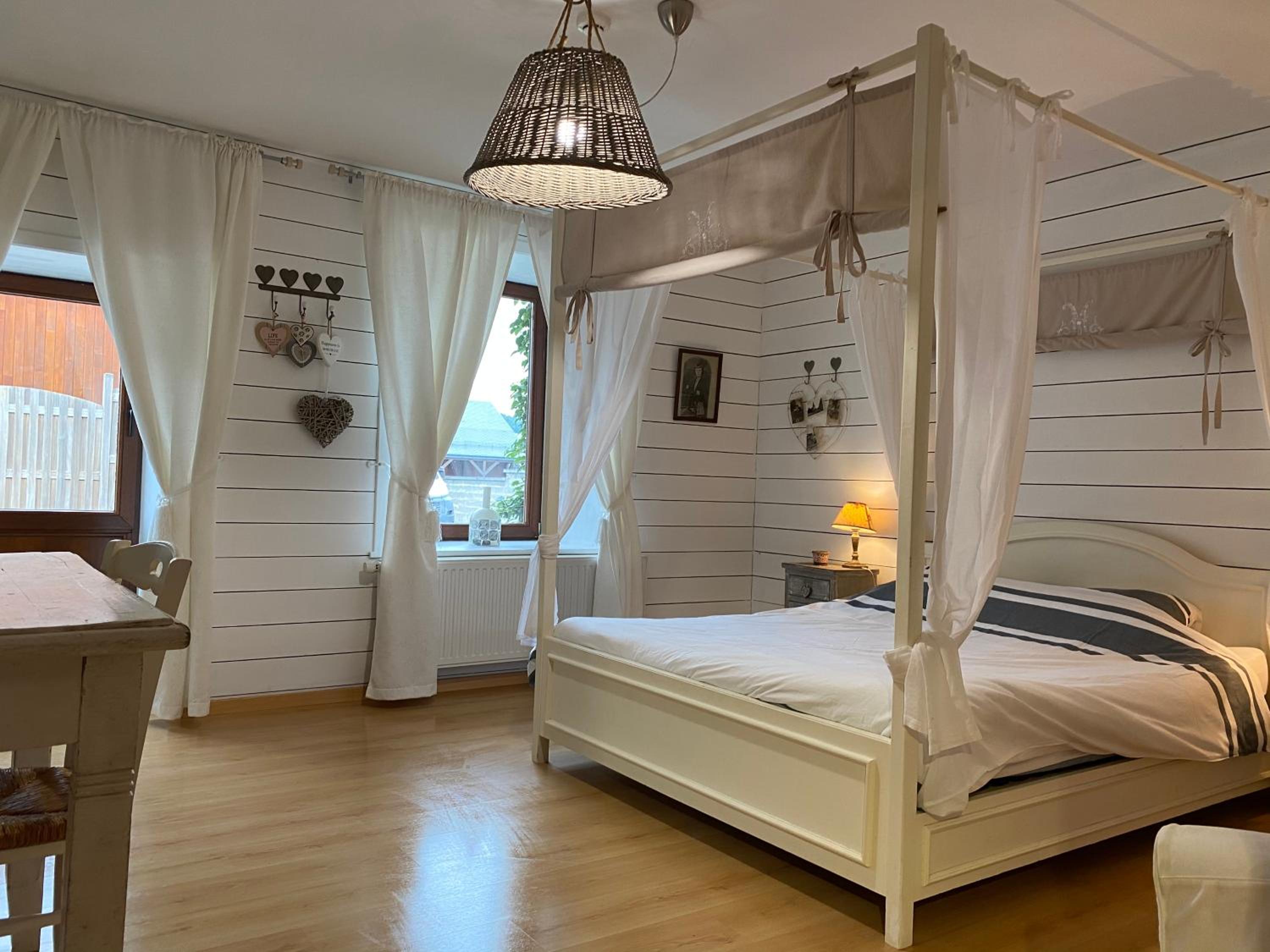 Six-Bedroom House photo 1