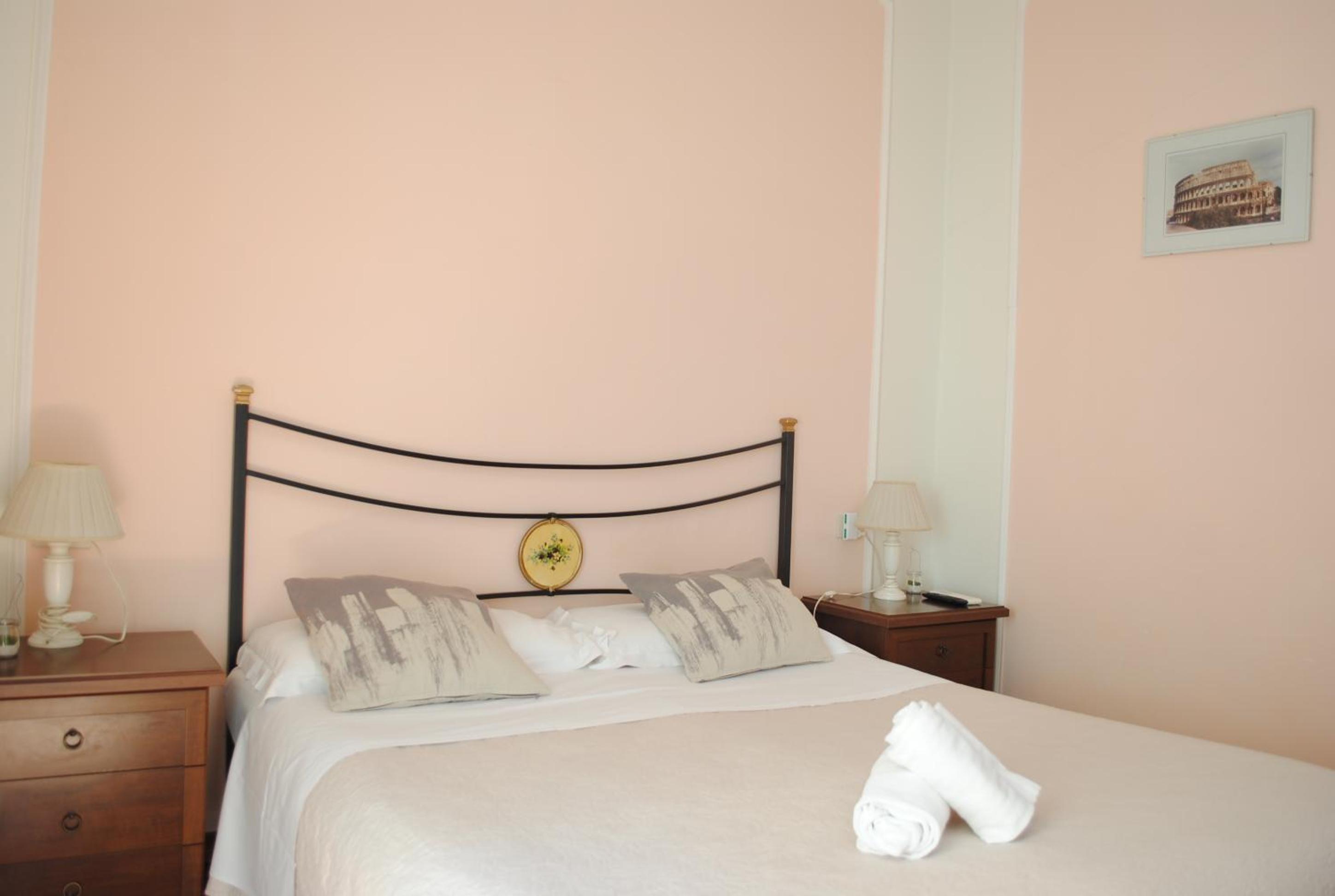 Single Room with Bathroom photo 3