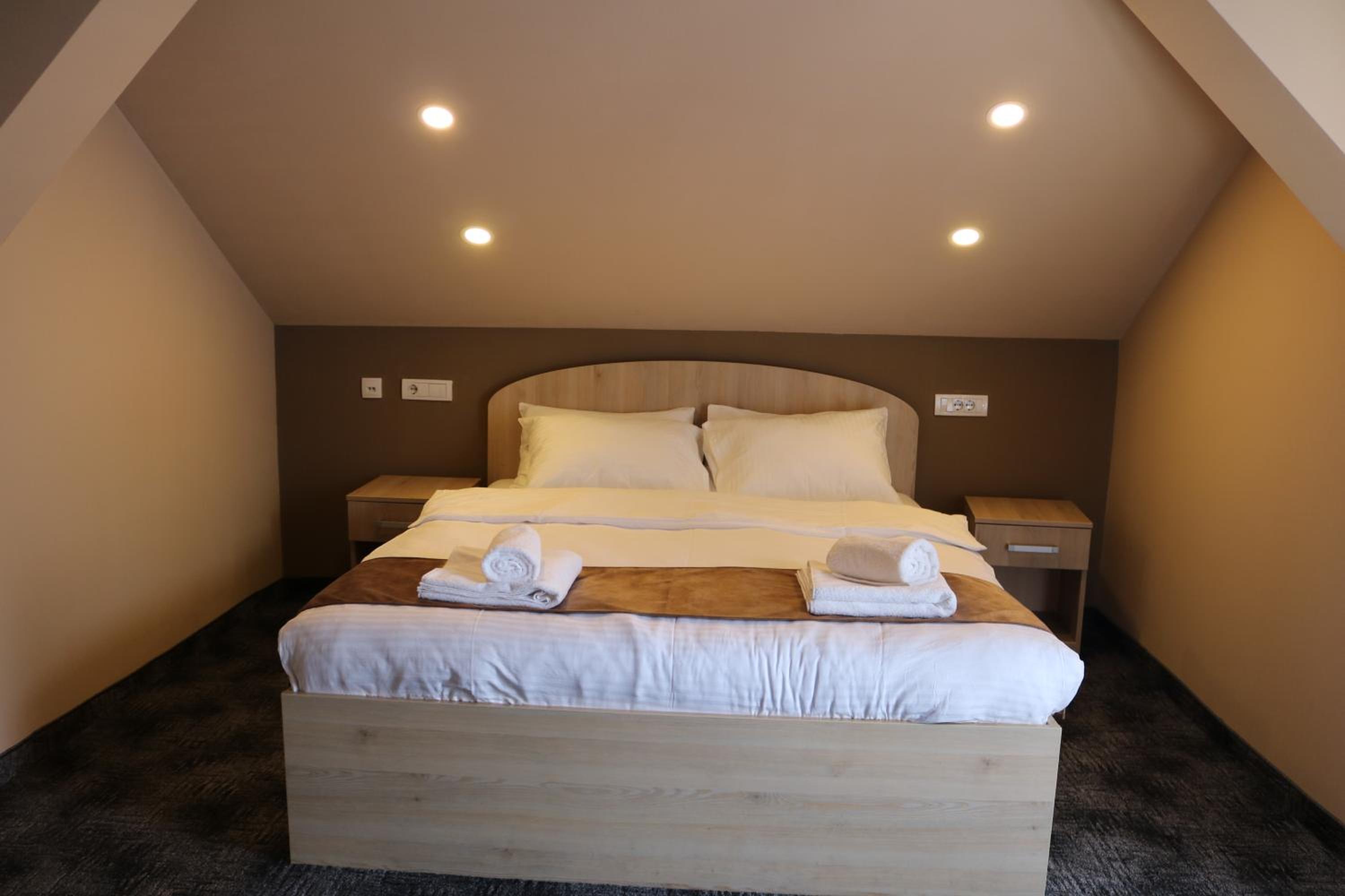 Double Room - Photo 12