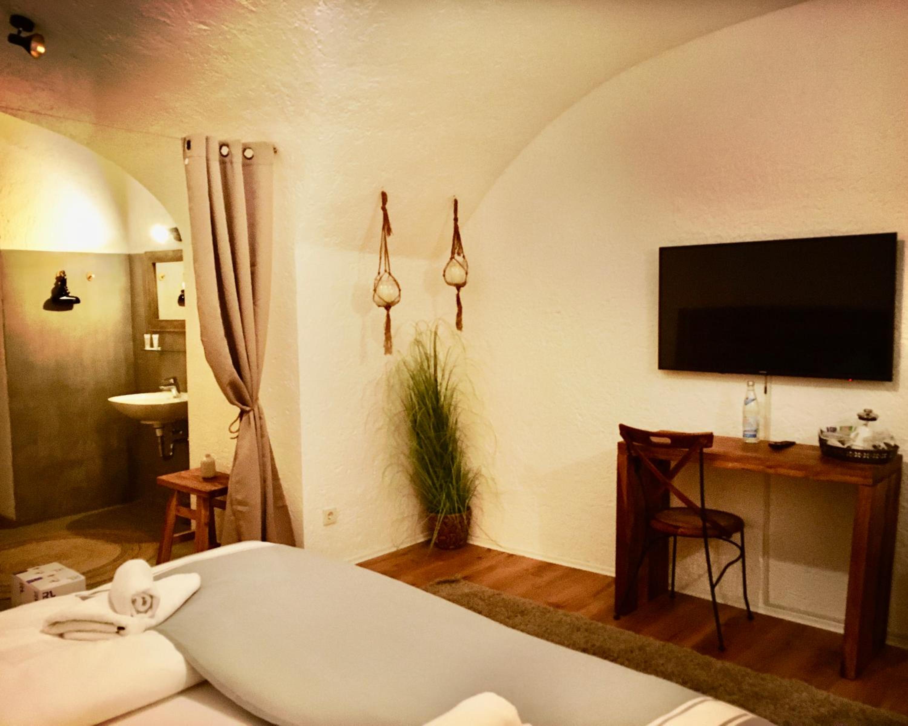 Budget Double Room - Photo 1