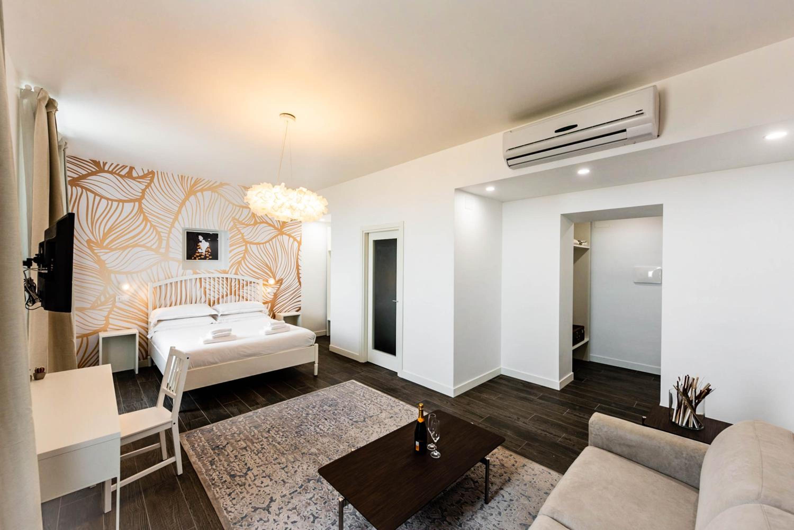 Suite with Spa Bath - Photo 2