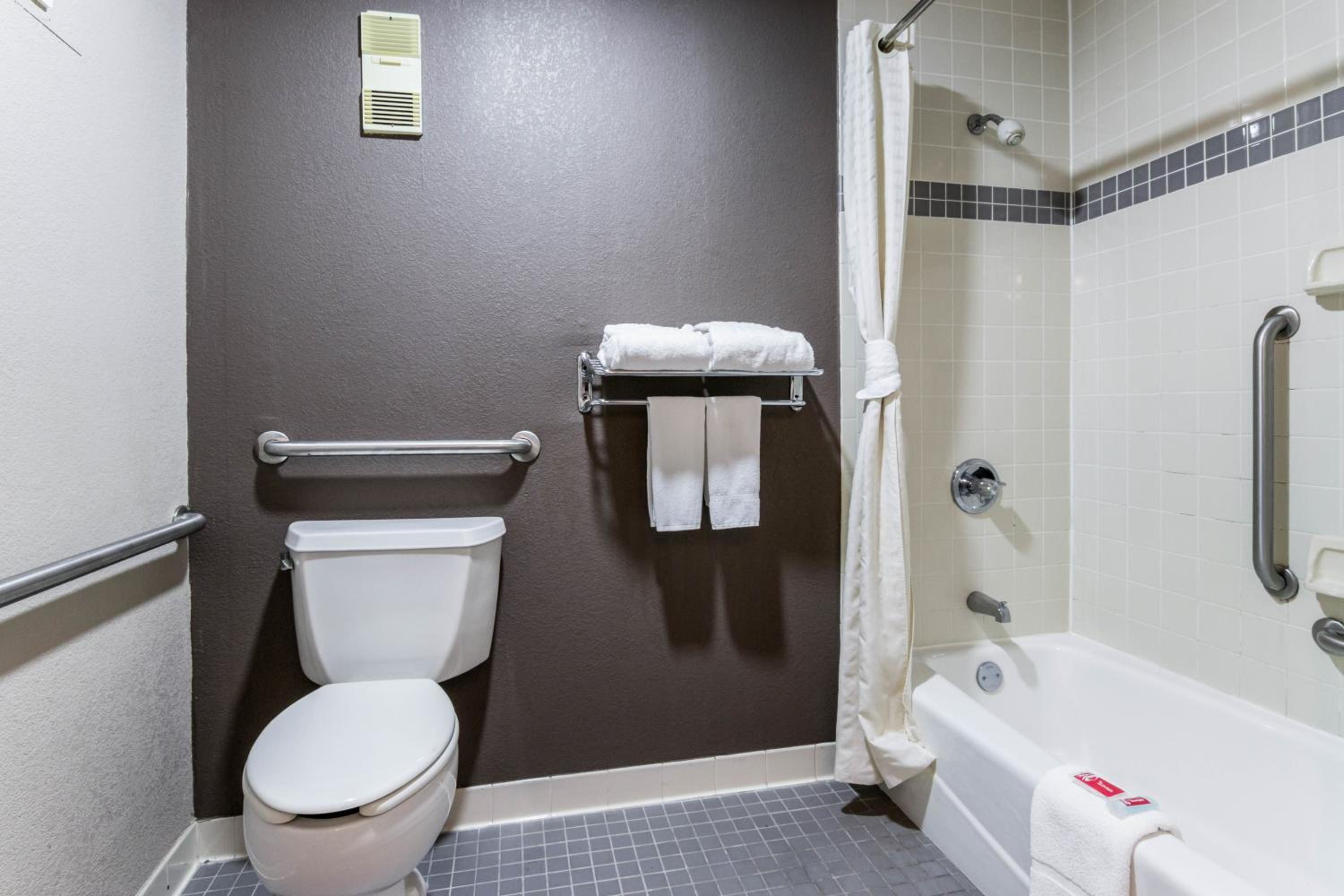 King Room - Accessible/Non-Smoking - Photo 6
