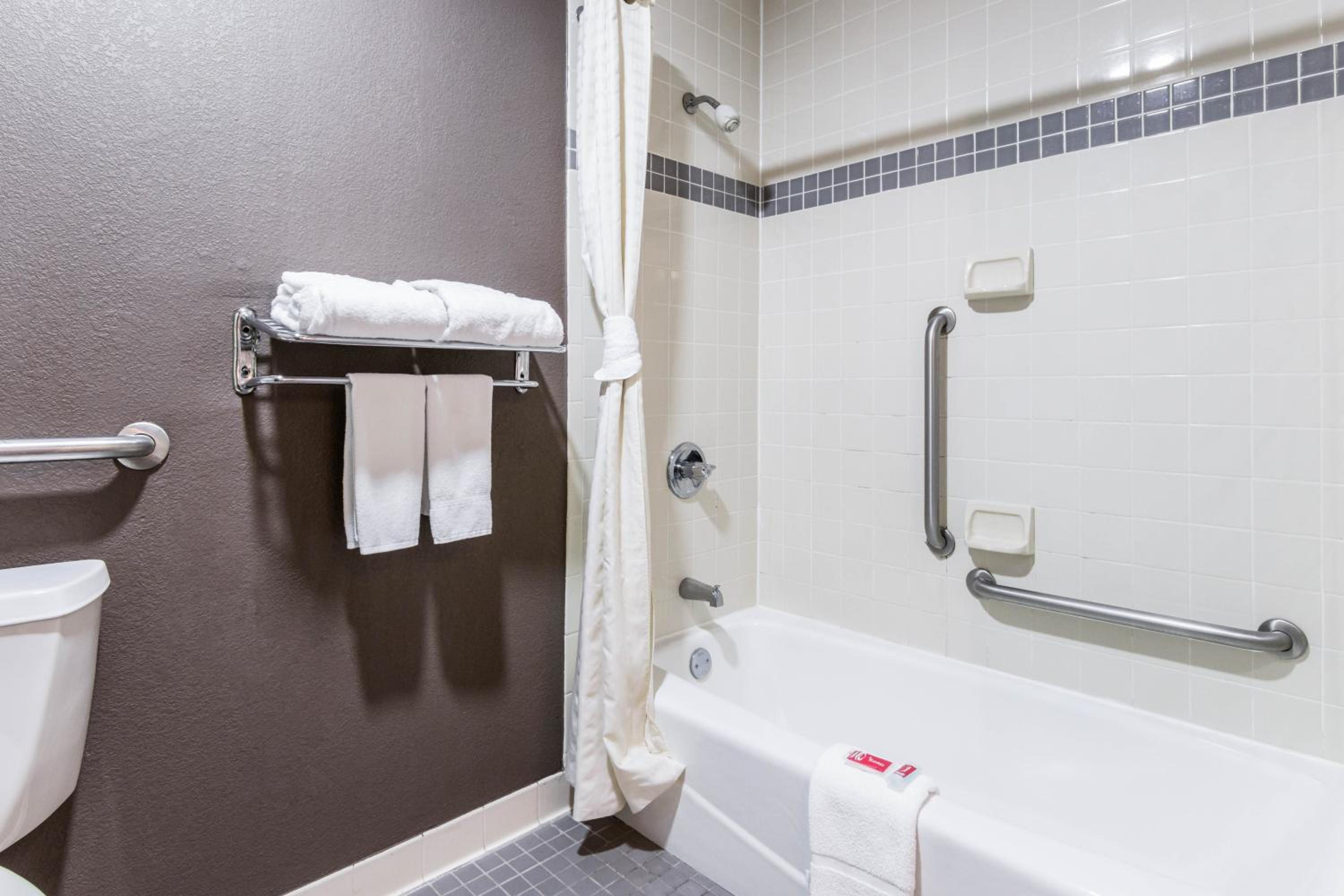 King Room - Accessible/Non-Smoking - Photo 3