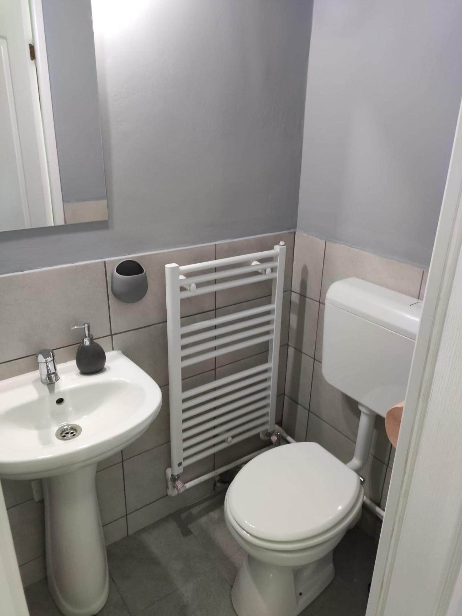 Double Room with Private Bathroom - Photo 11