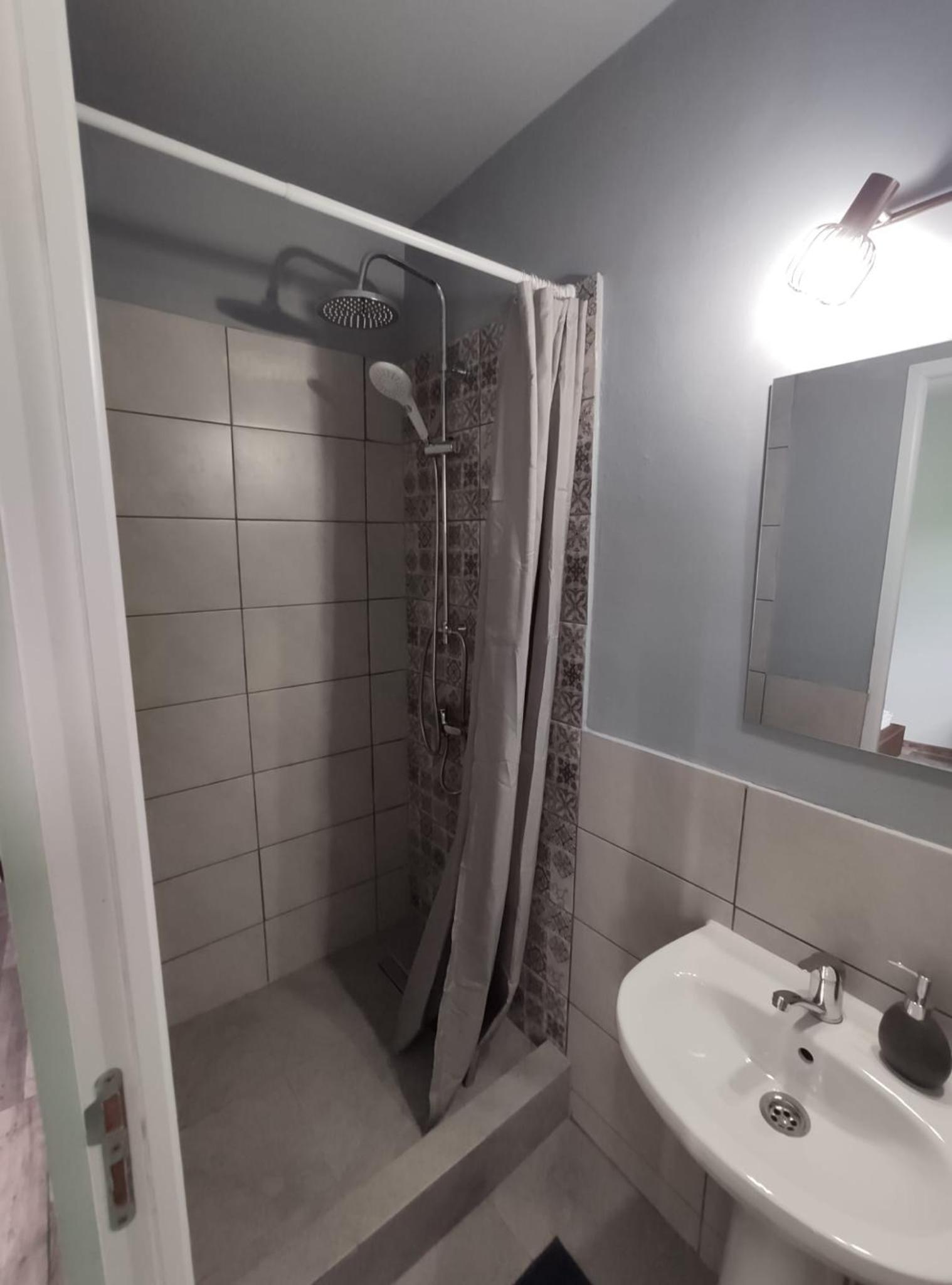 Double Room with Private Bathroom - Photo 10