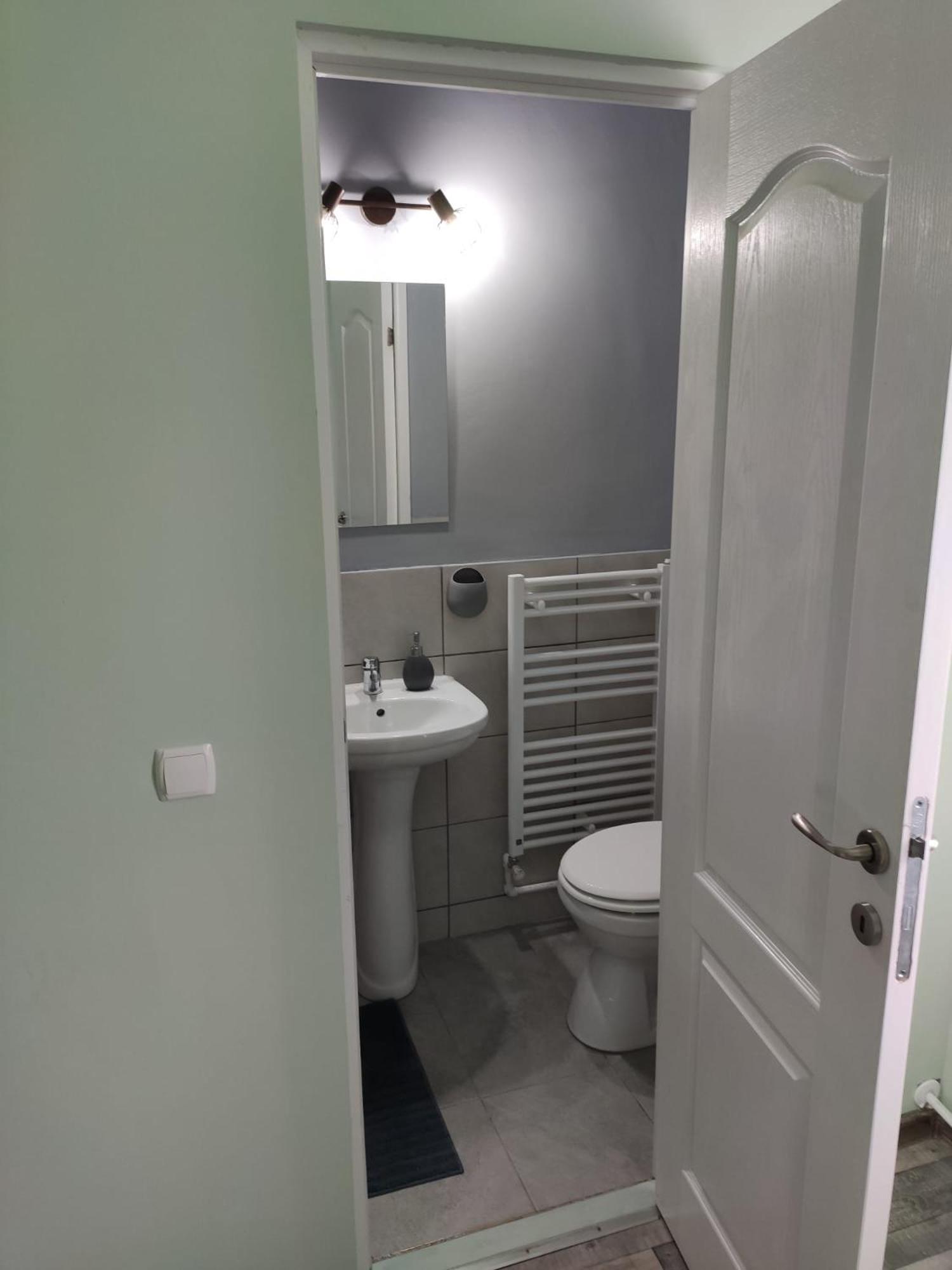 Double Room with Private Bathroom - Photo 9