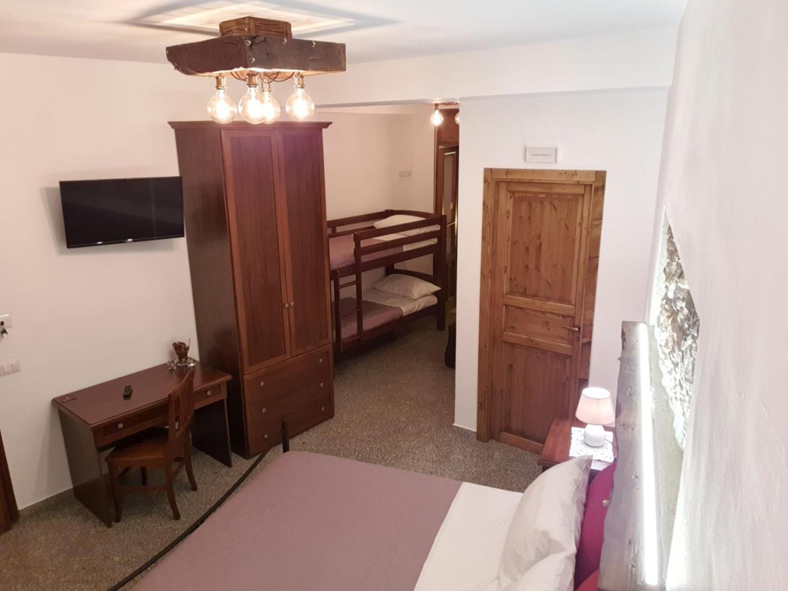 Double Room with Balcony (3 Adults) - Photo 12
