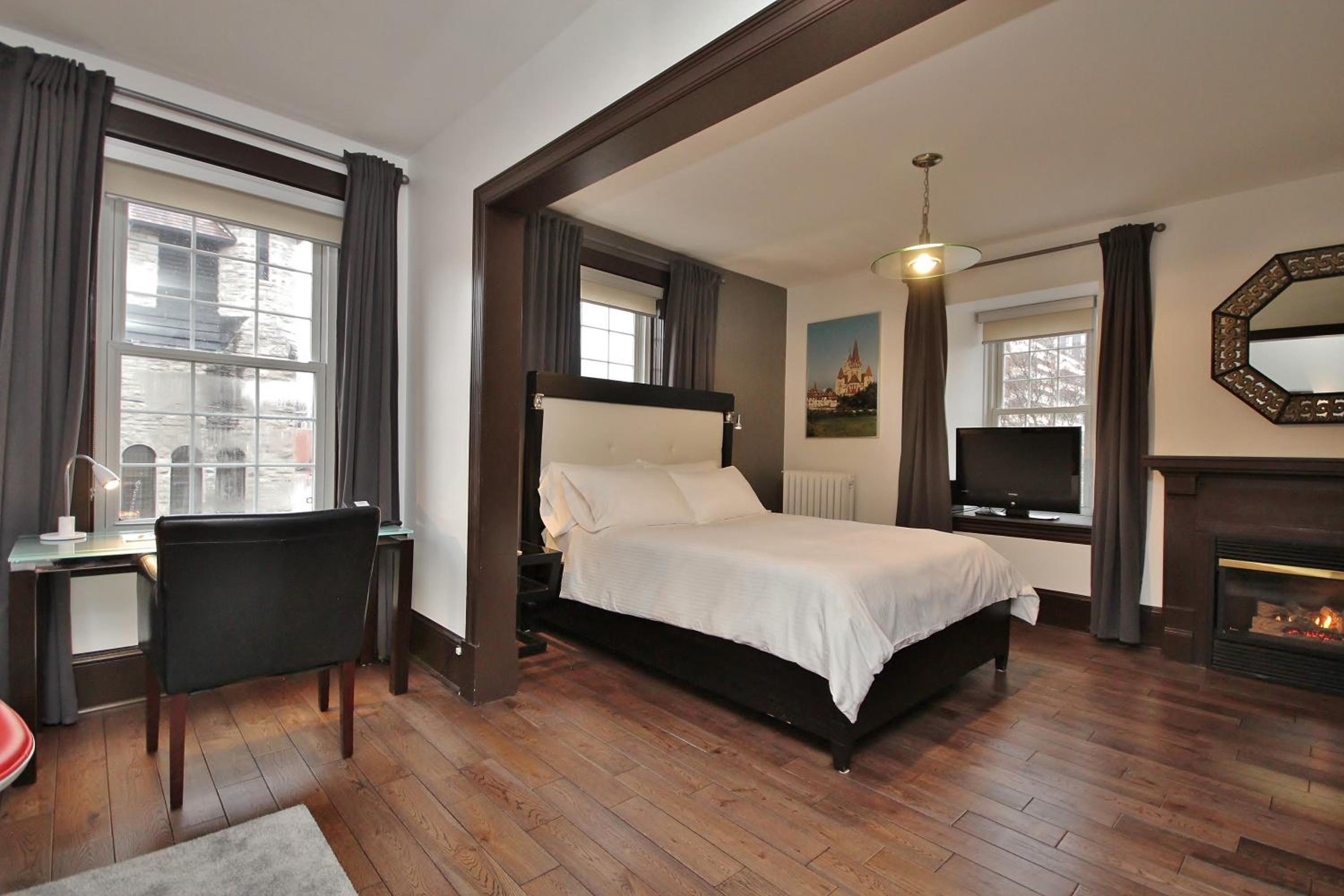 Deluxe Queen Room with Fireplace, photo 7