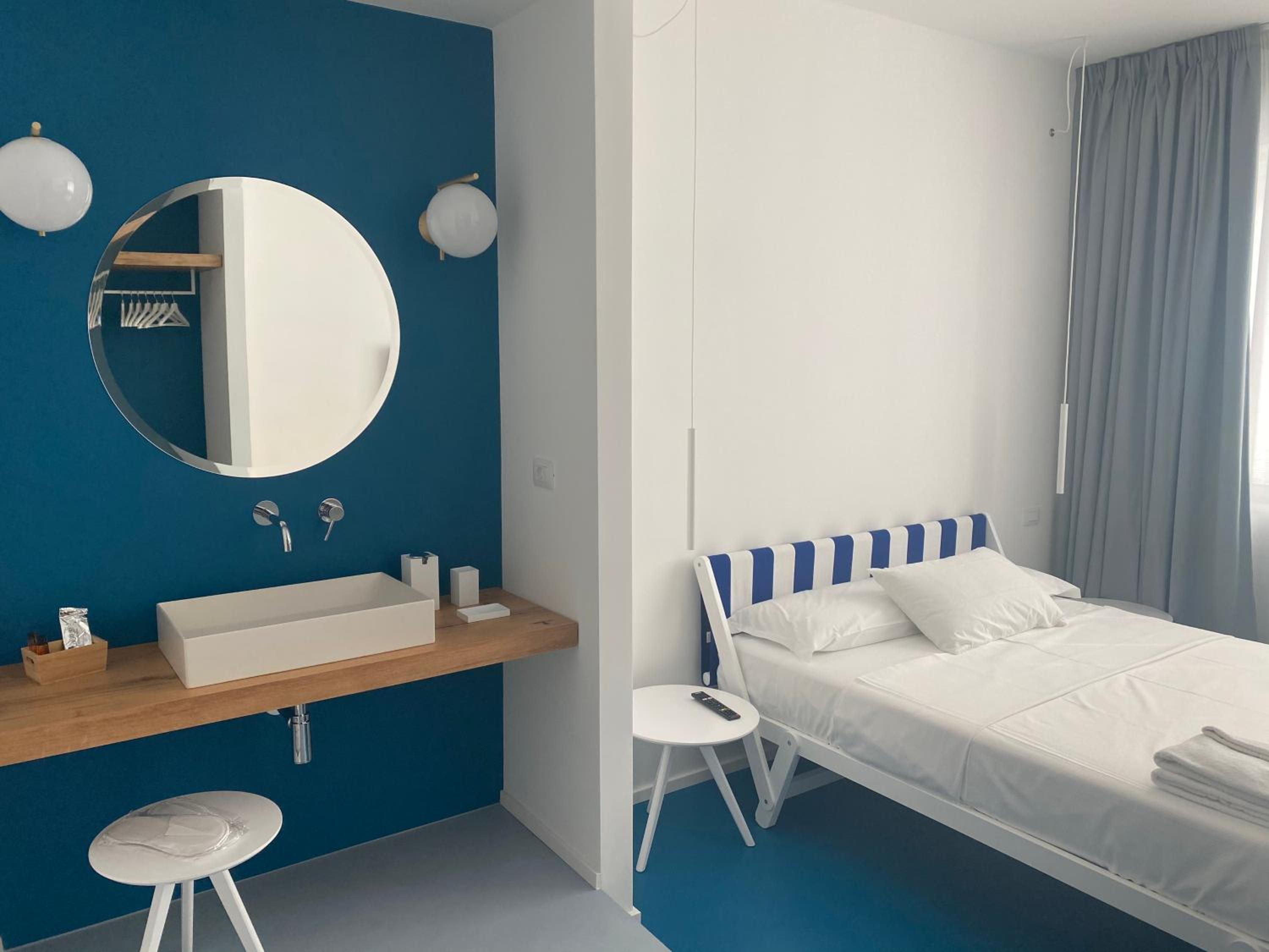 Deluxe Double Room with Side Sea View - Photo 17