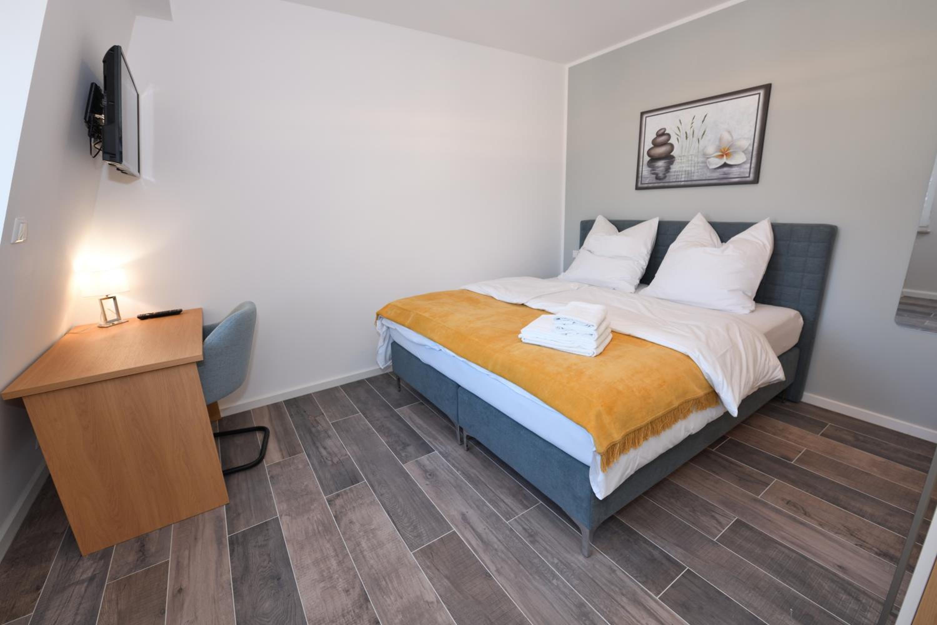 Double Room - Photo 11