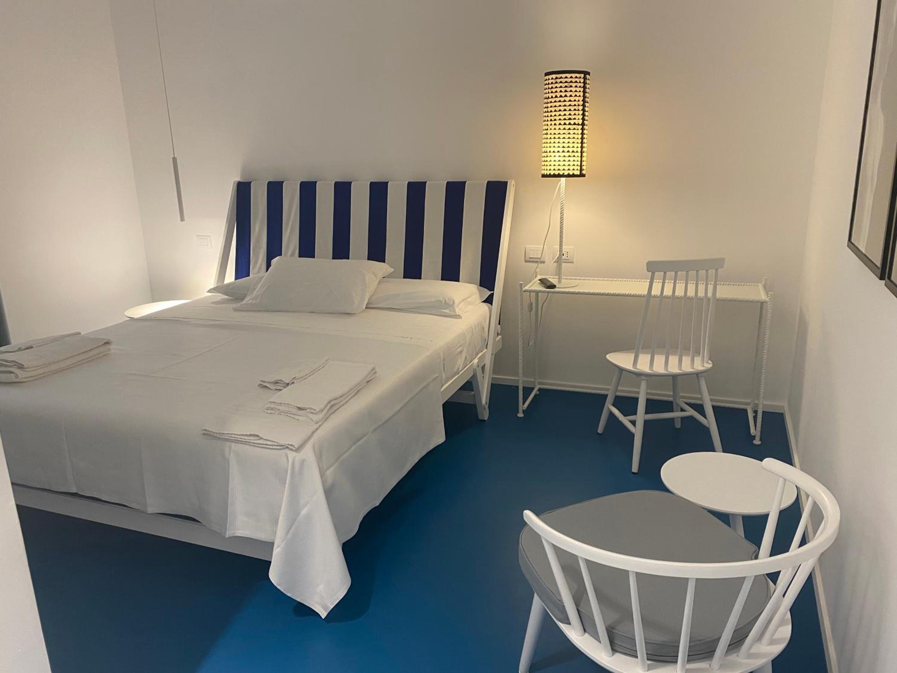 Deluxe Double Room - Photo 11
