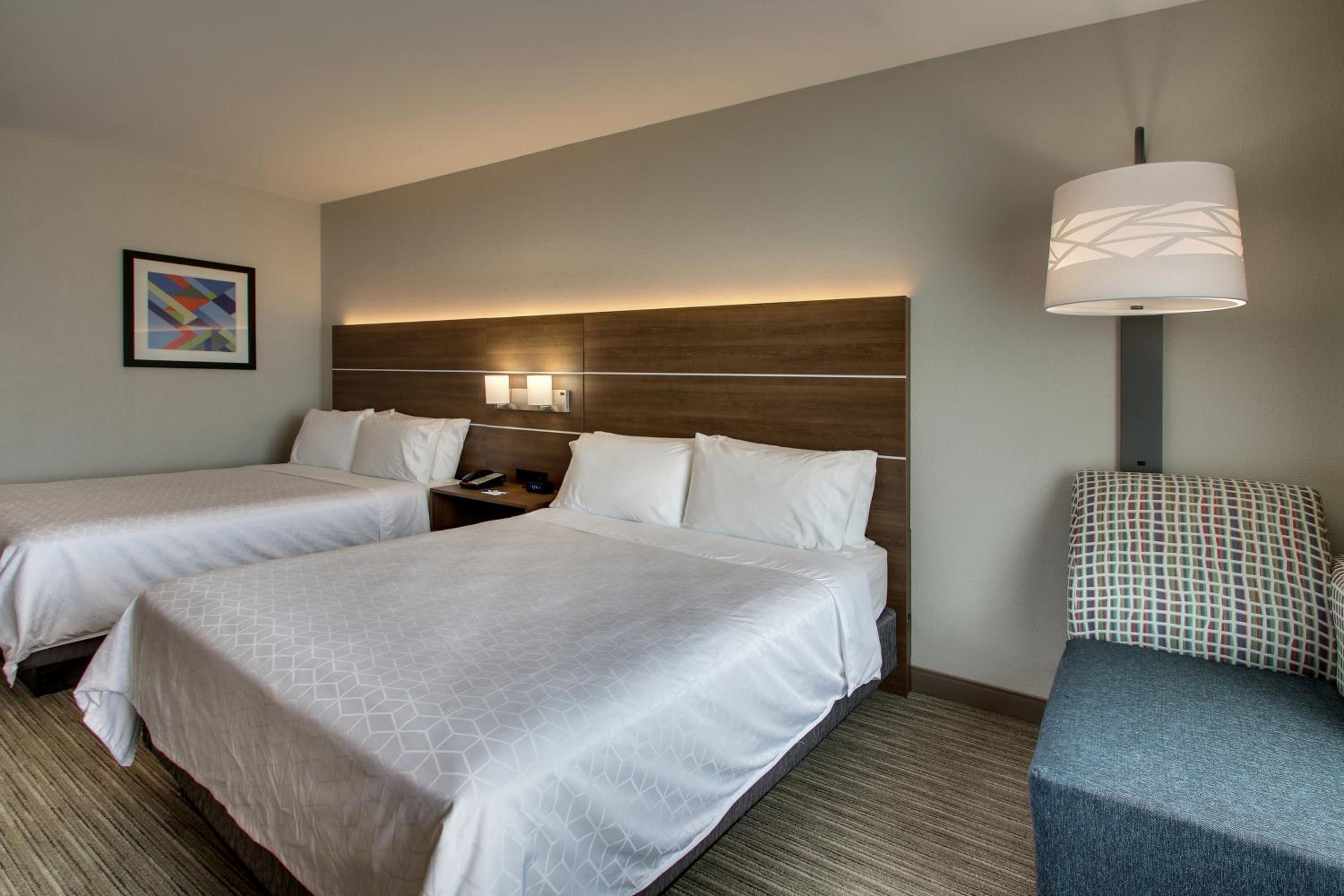 Standard Room with Two Queen Beds - Photo 1