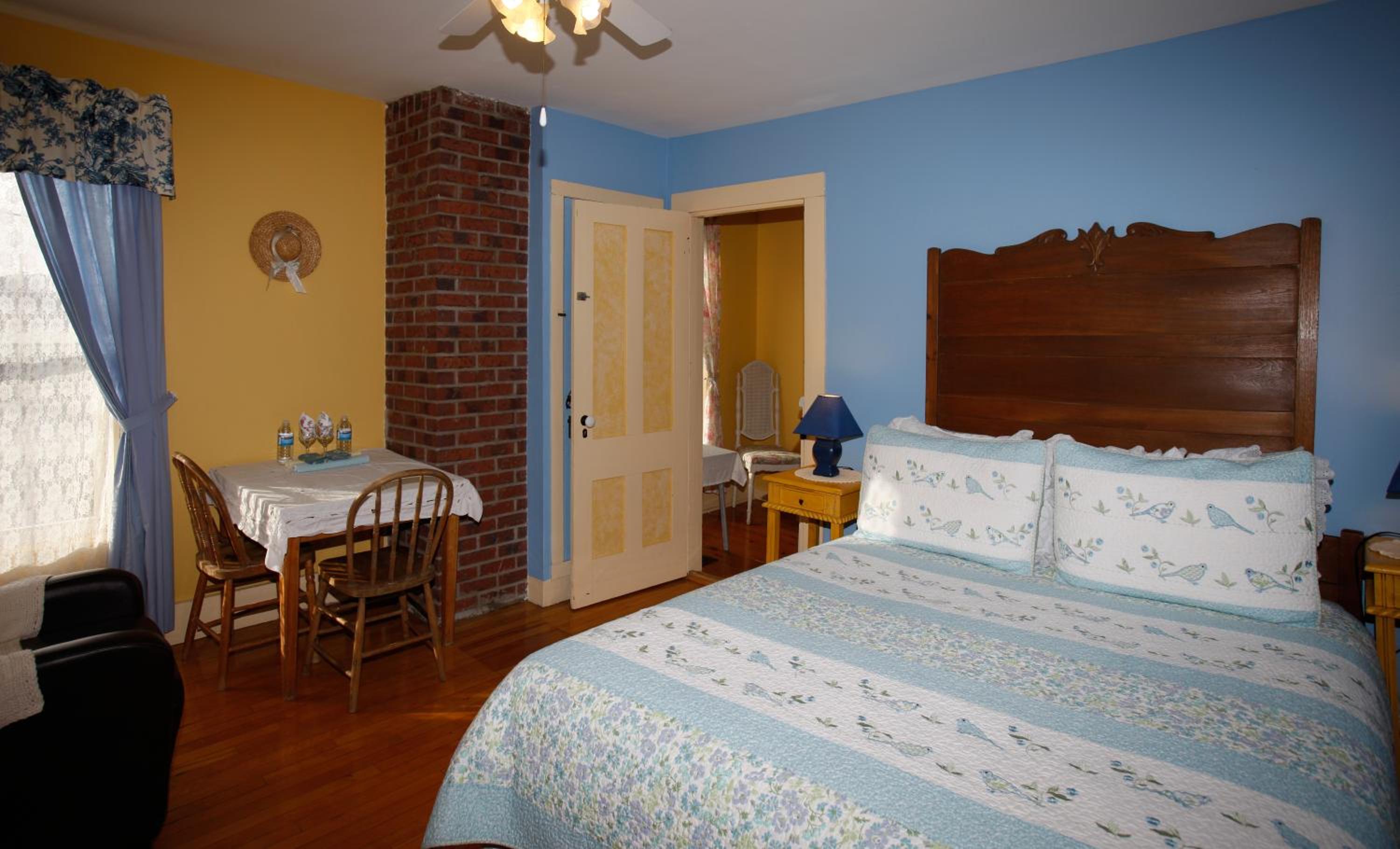 Queen Room photo 1