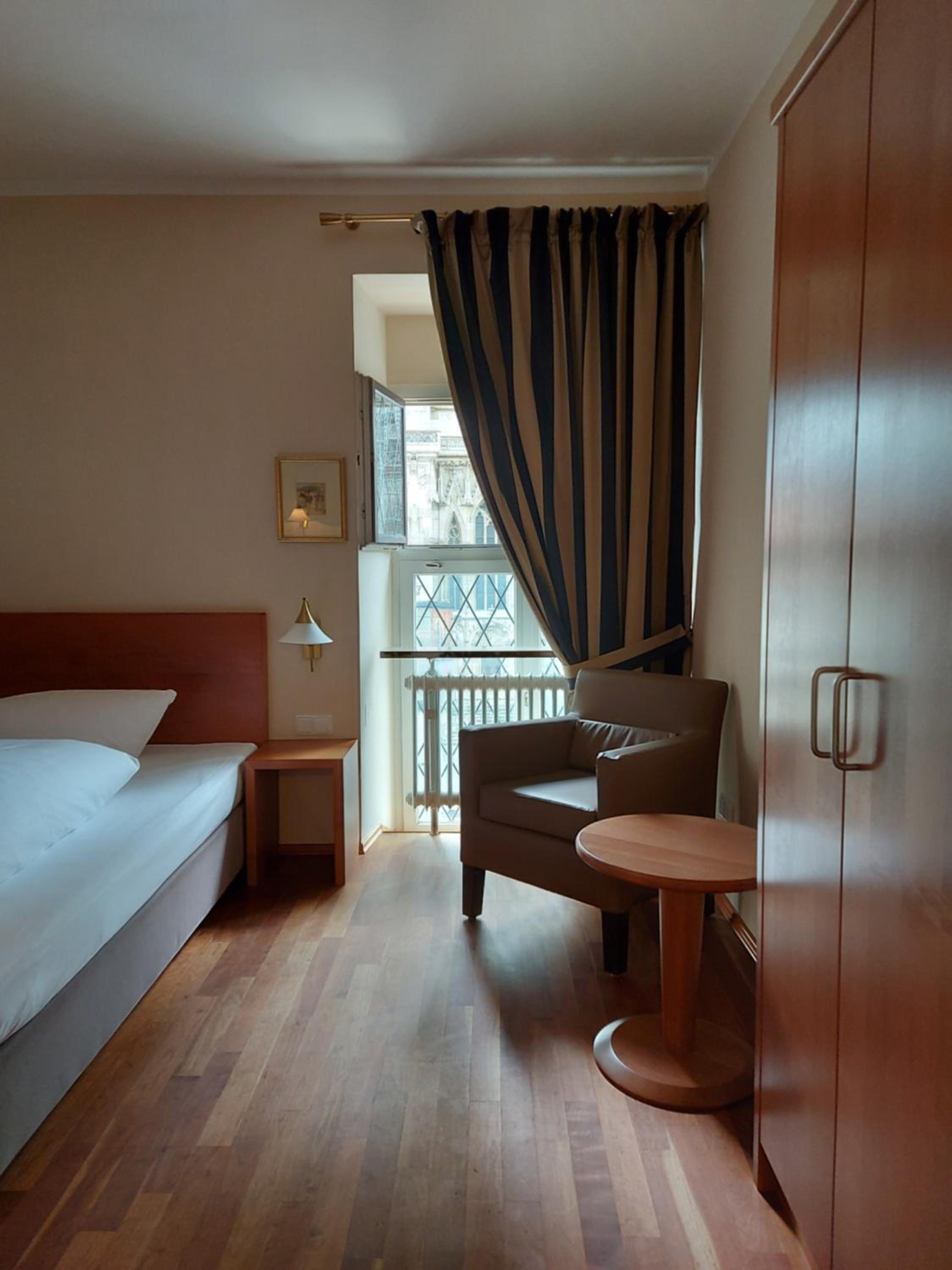 Single Room with Bathroom photo 3