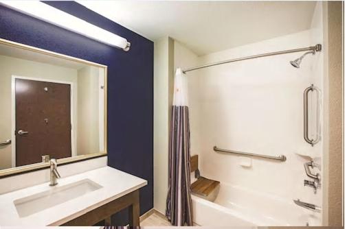King Room with Mobility/Hearing Impaired Access - Non-Smoking