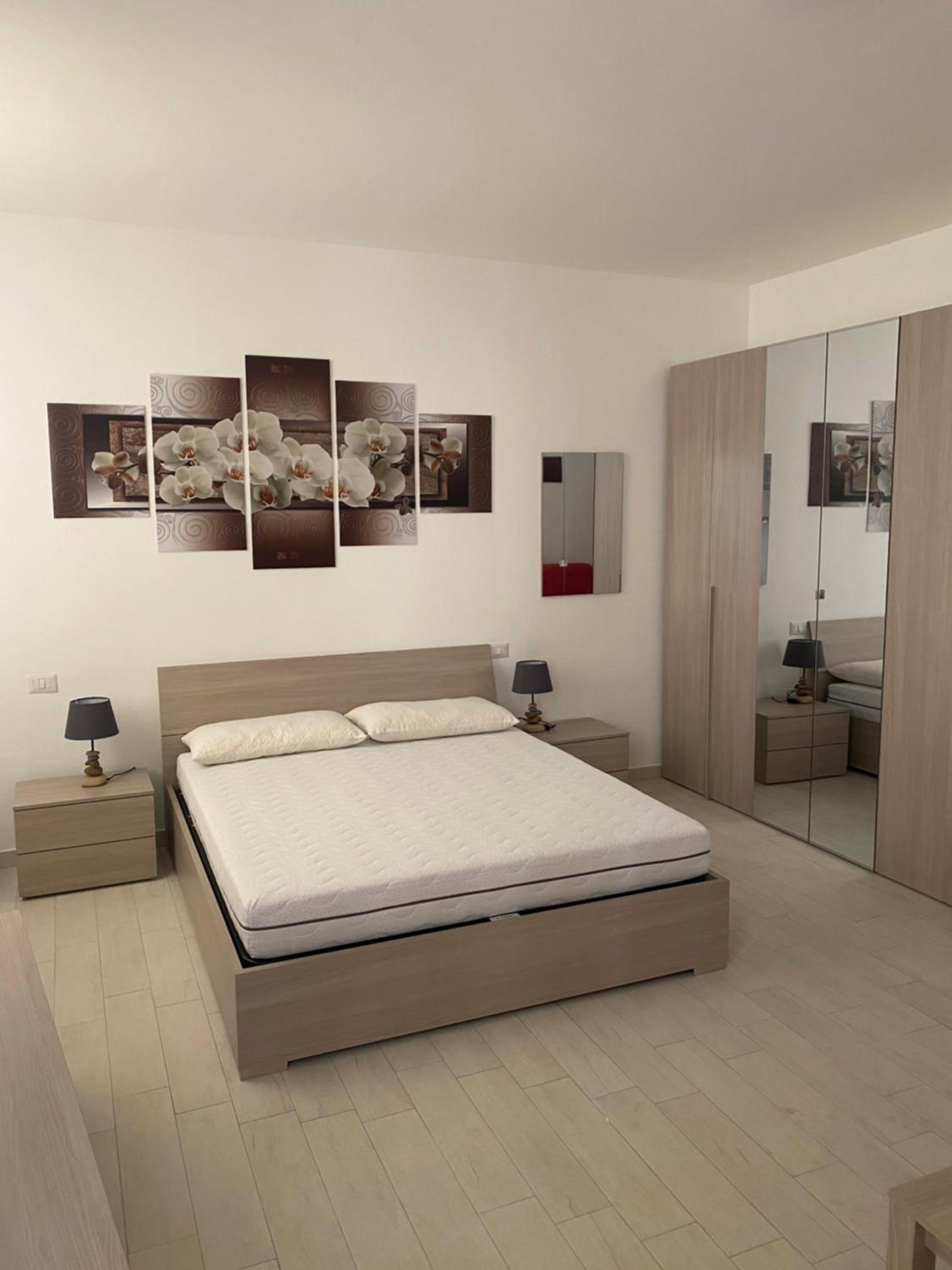 One-Bedroom Apartment photo 1