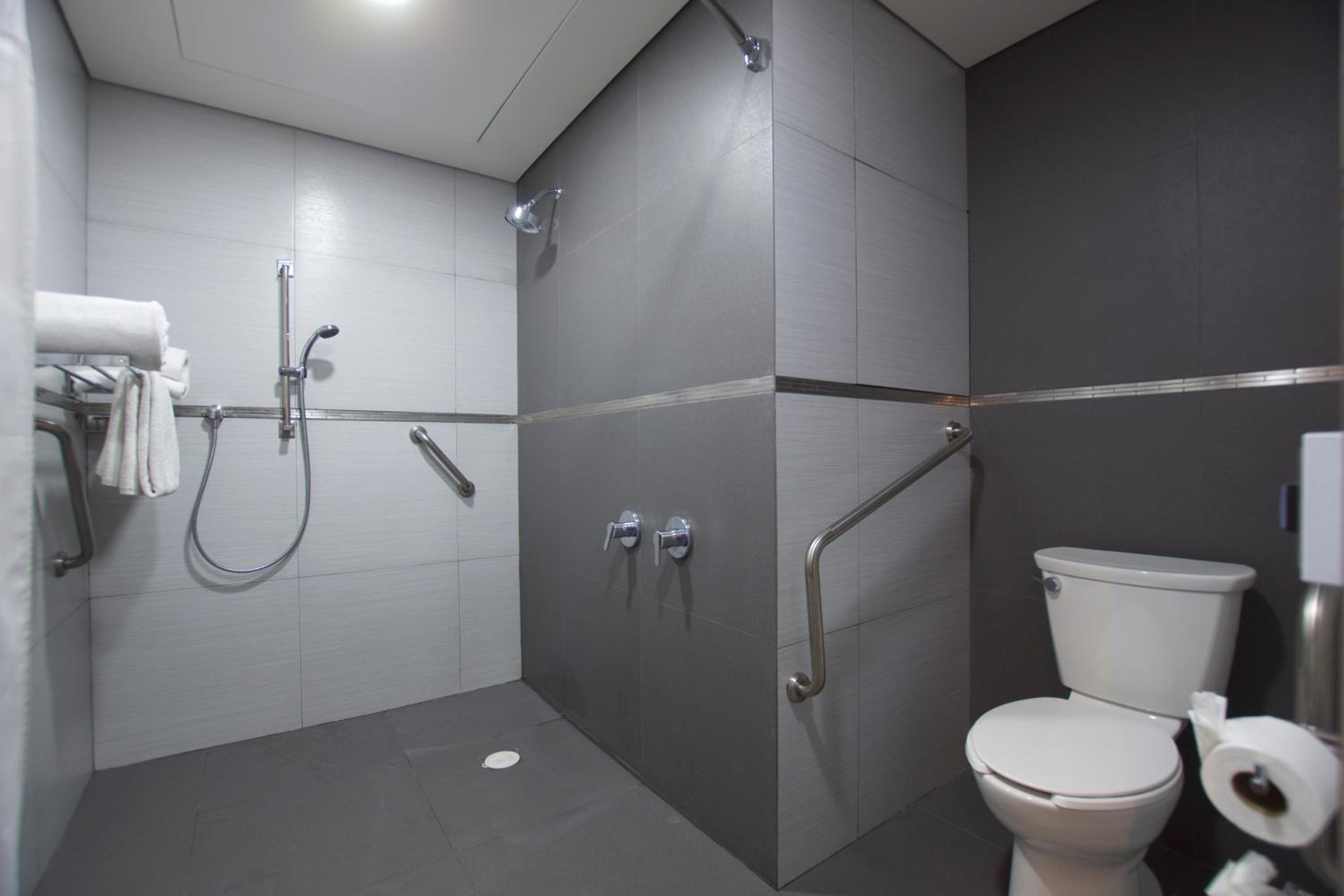 Double Room with Two Double Beds - Disability Access - Photo 2