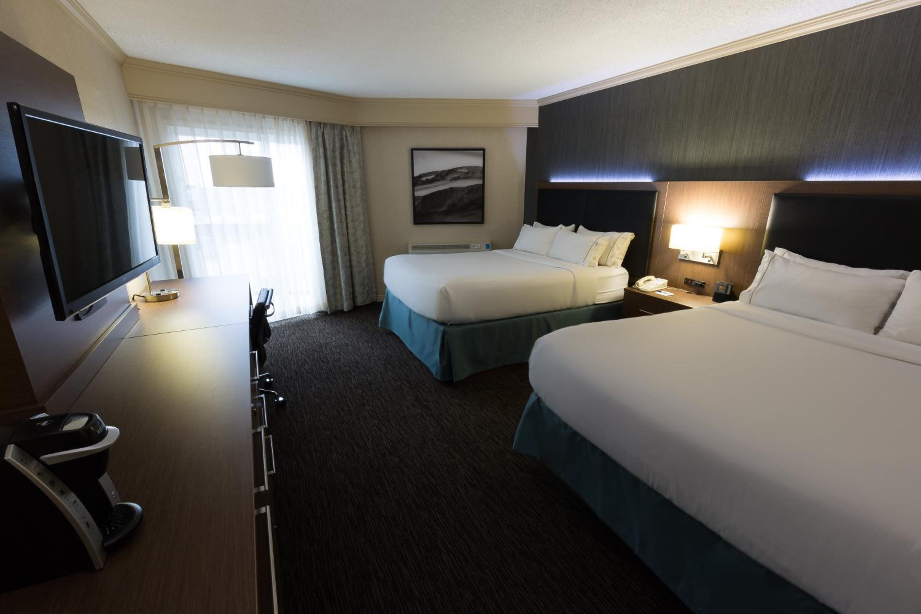 Standard Queen Room with Two Queen Beds - Photo 5