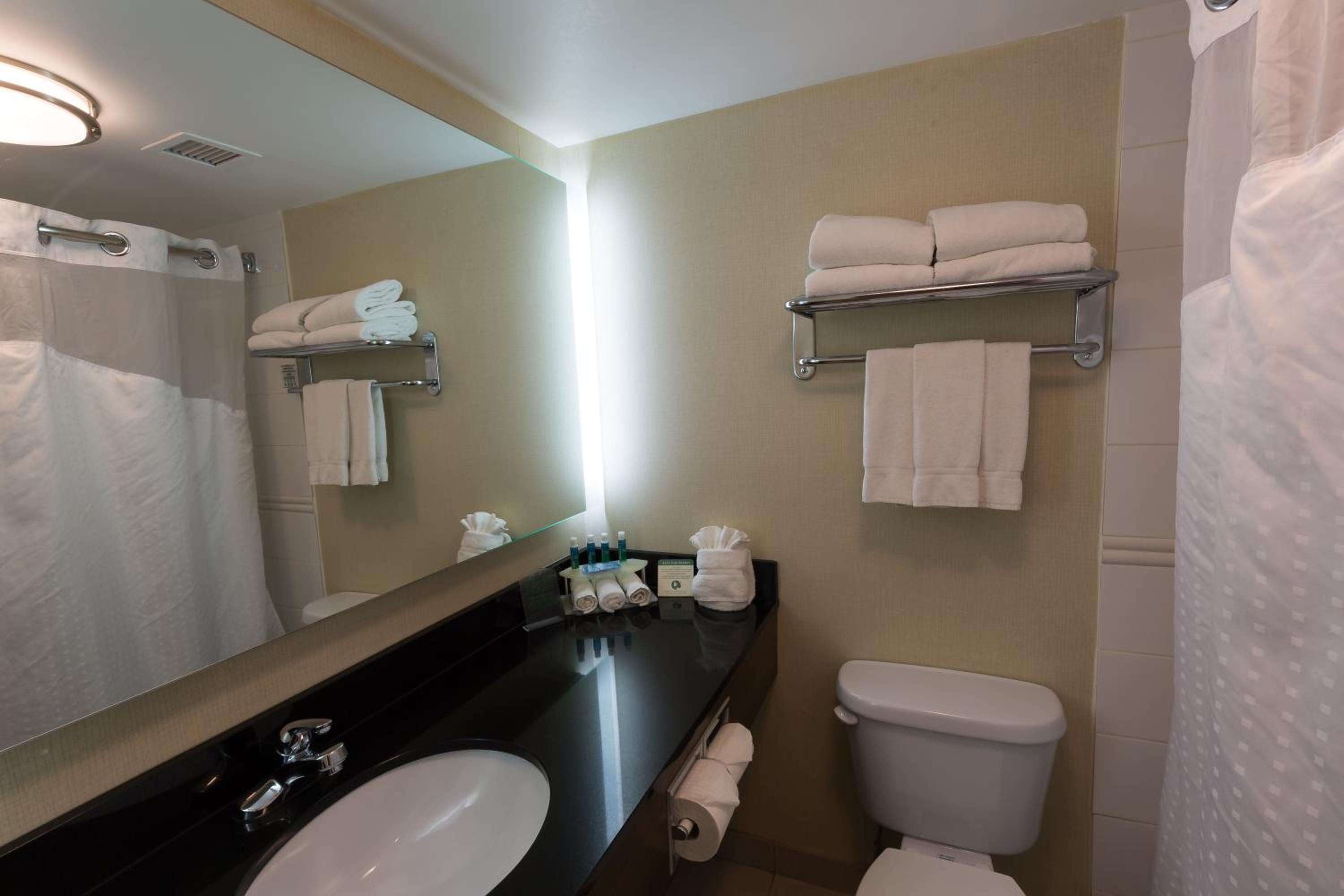Standard Queen Room with Two Queen Beds - Photo 4
