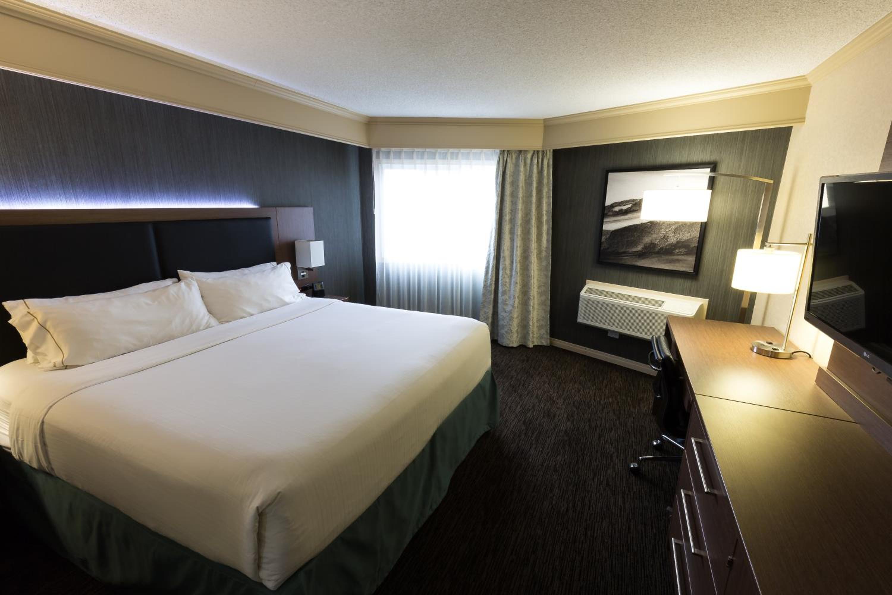 Standard King Room with Balcony - Photo 9
