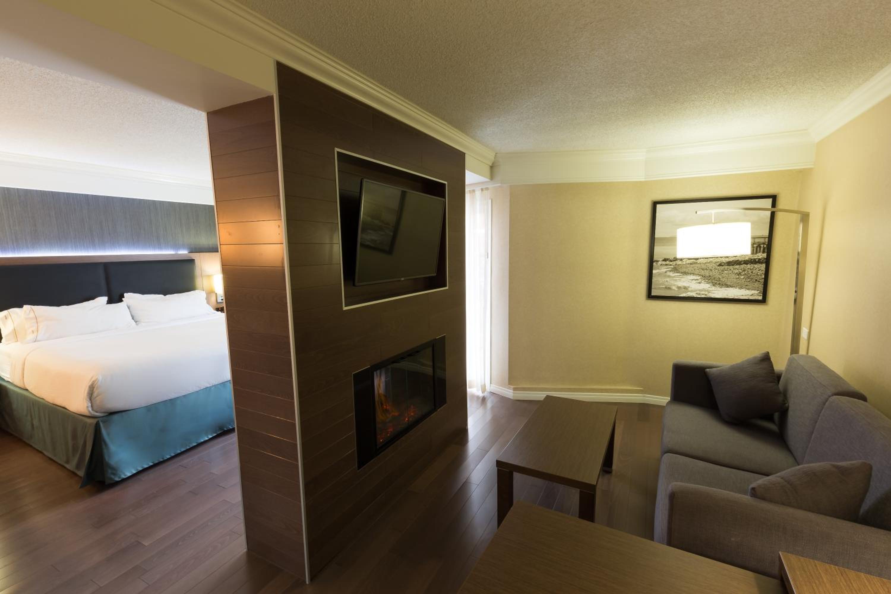 King Suite - Non-Smoking - Photo 6