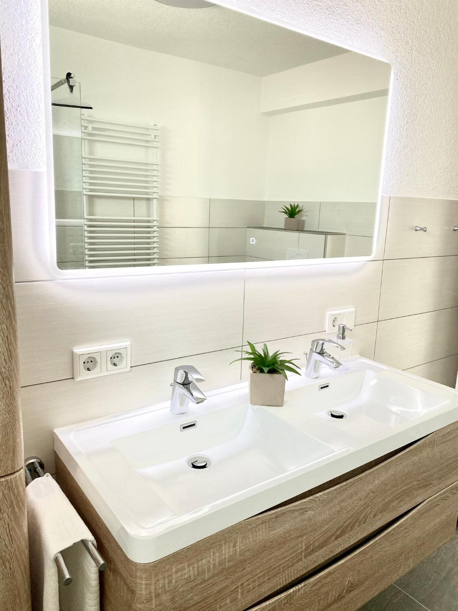 Deluxe Double Room with Balcony and Sea View - Photo 17