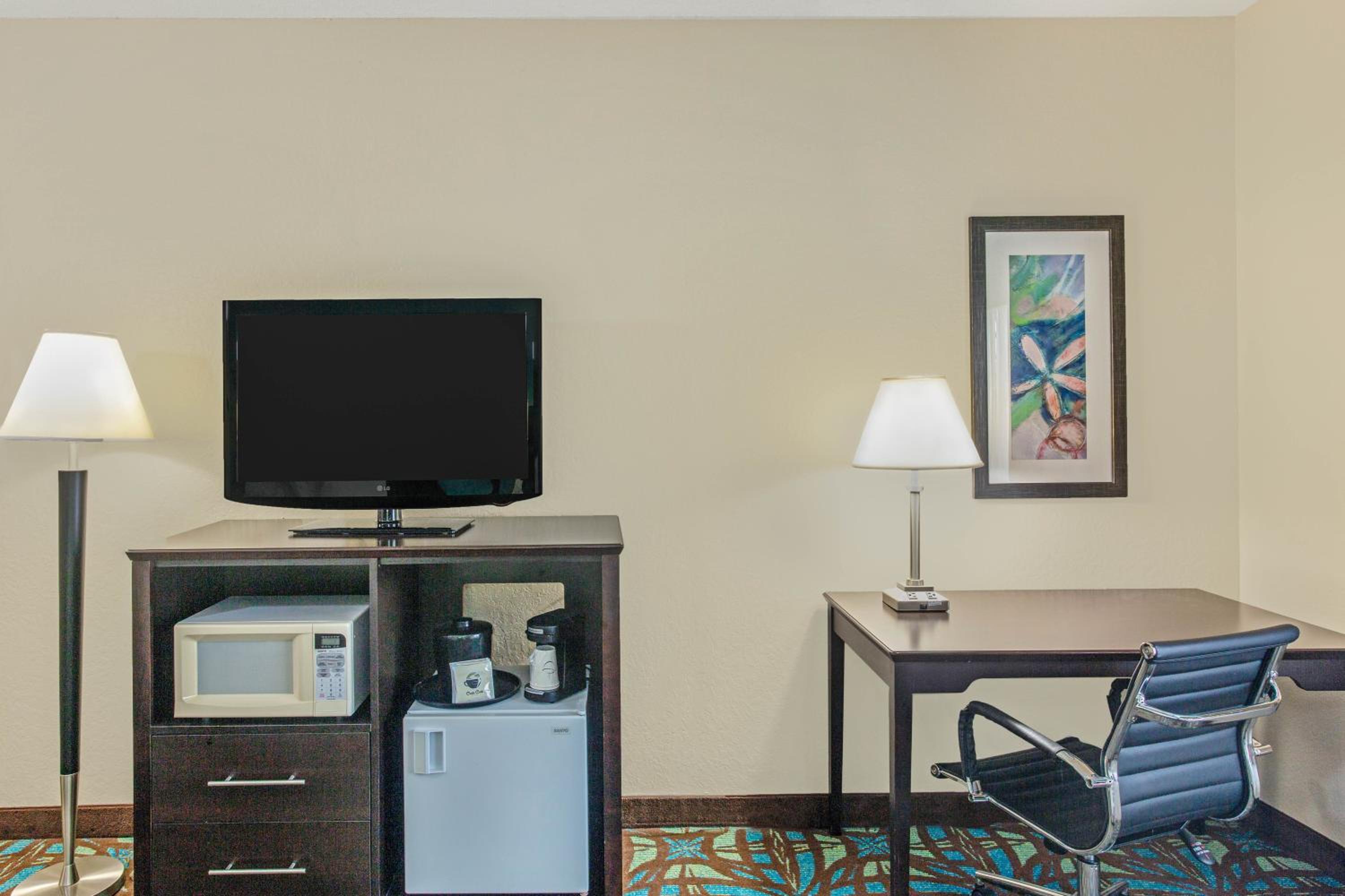 Queen Room with Two Queen Beds, Roll In Shower - Accessible/Non Smoking - Photo 3