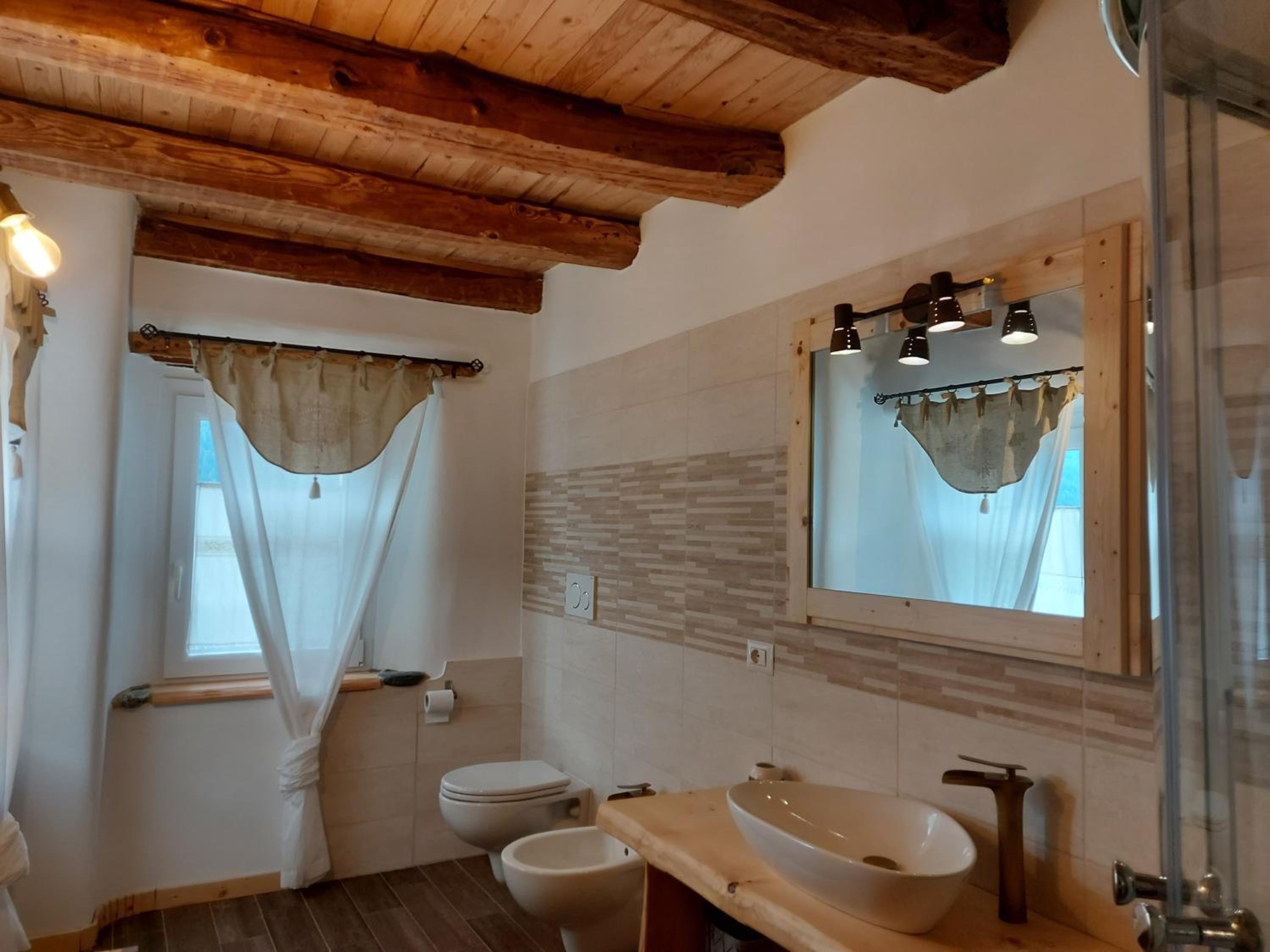 Double Room with Private Bathroom - Photo 16