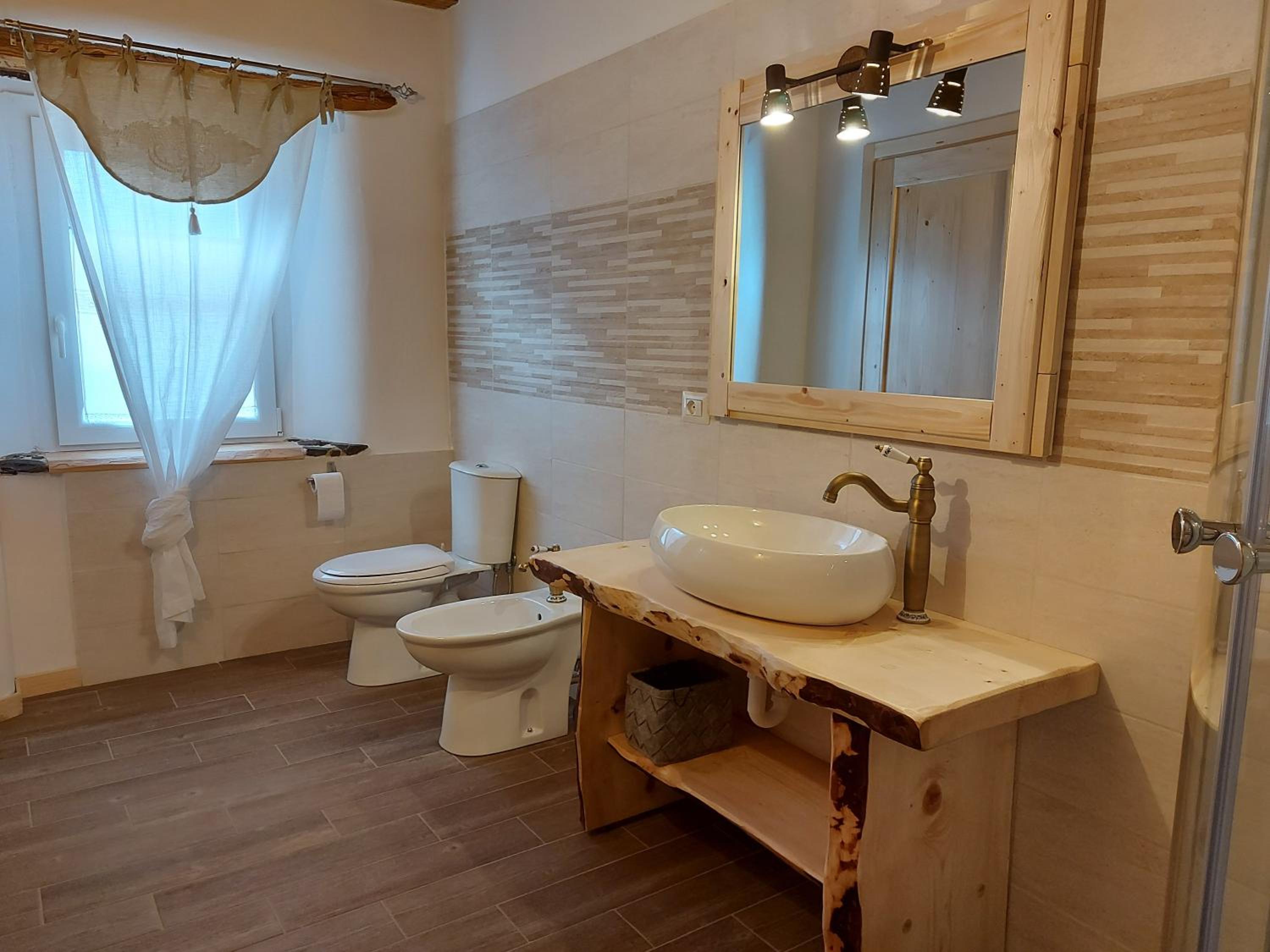 Double Room with Private Bathroom - Photo 17