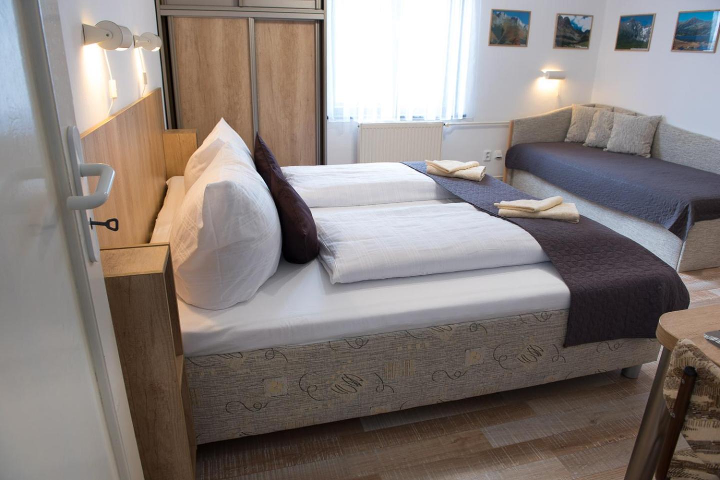Quadruple Room with Private Bathroom photo 2