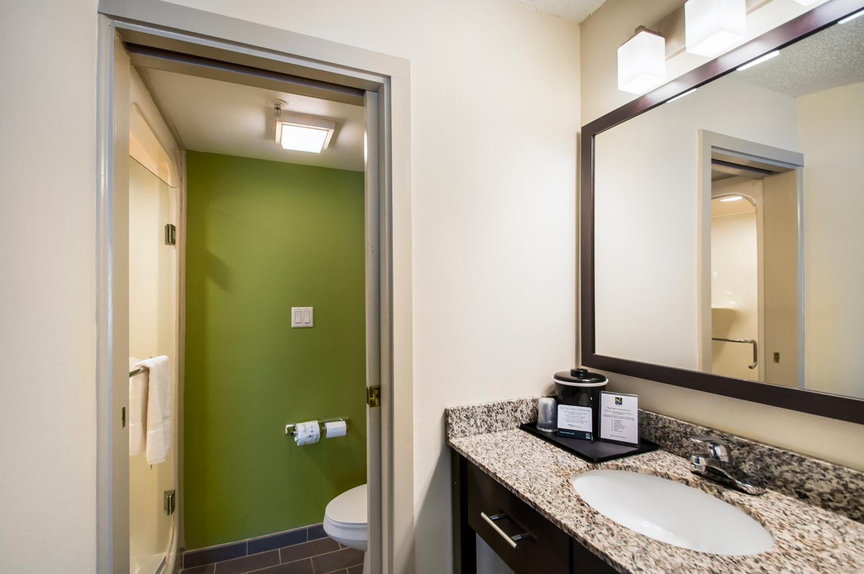 Efficiency Queen Suite with Whirlpool - Non-Smoking - Photo 6