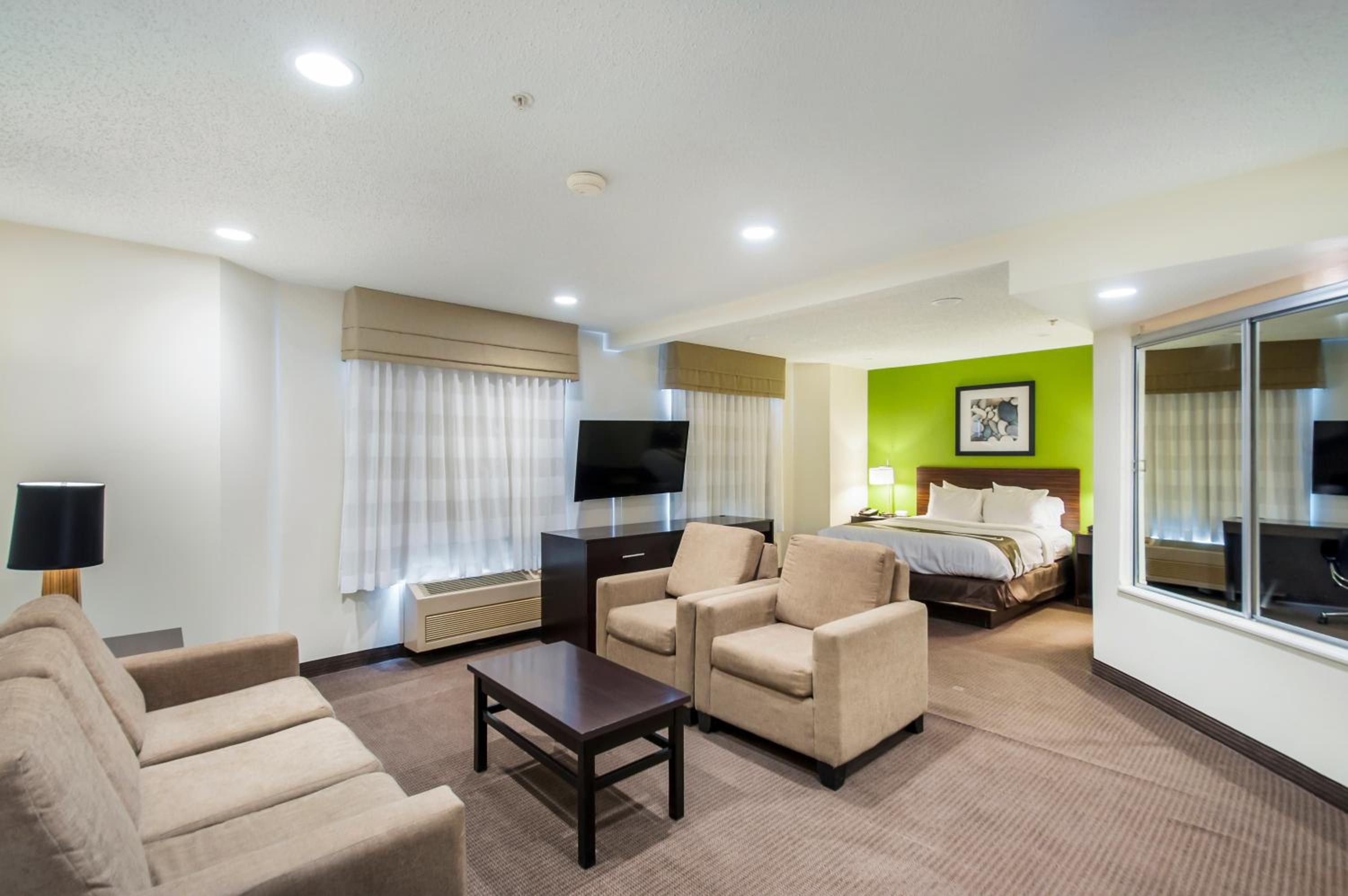 Efficiency Queen Suite with Whirlpool - Non-Smoking - Photo 5
