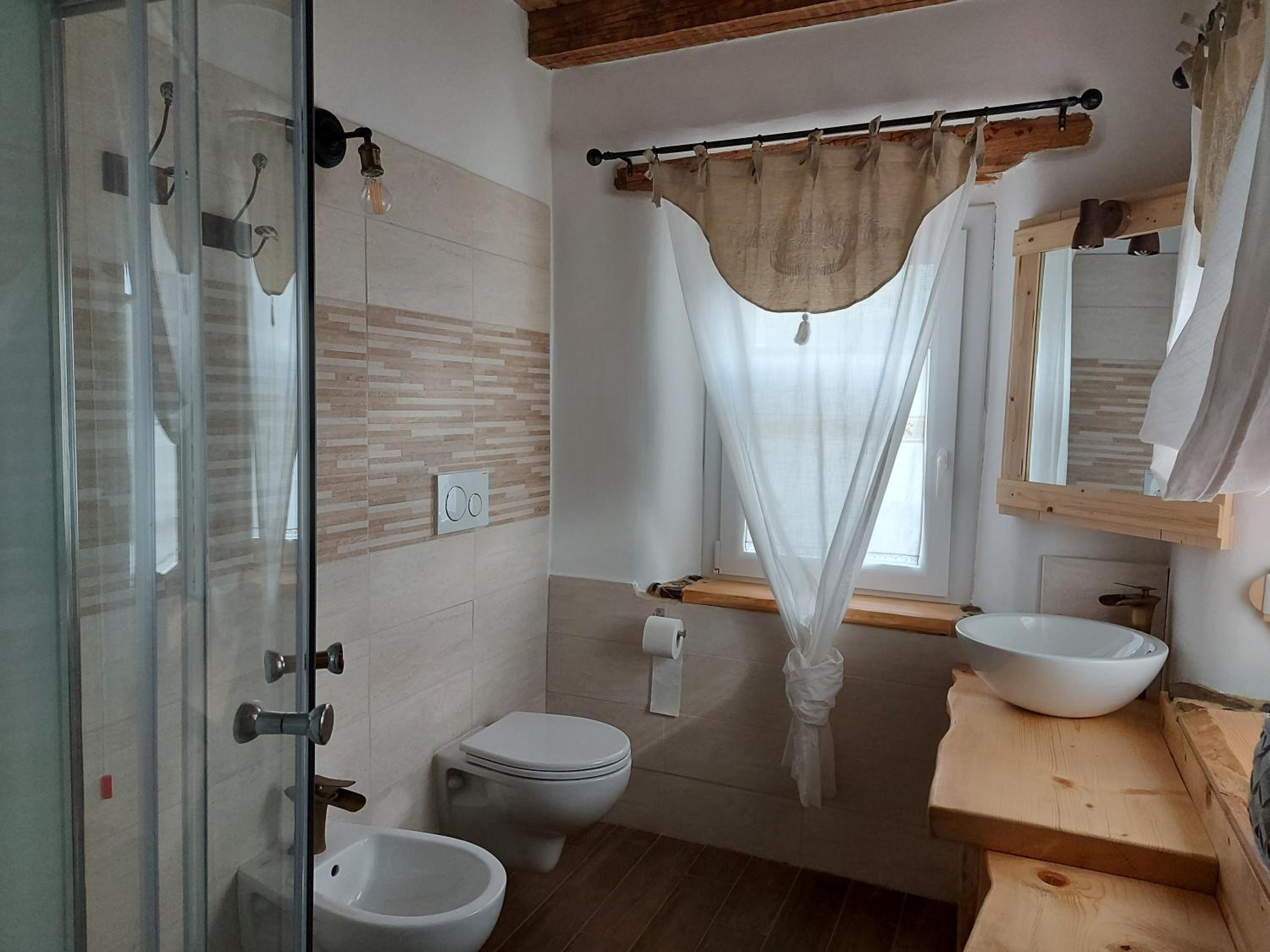 Double Room with Private Bathroom - Photo 12