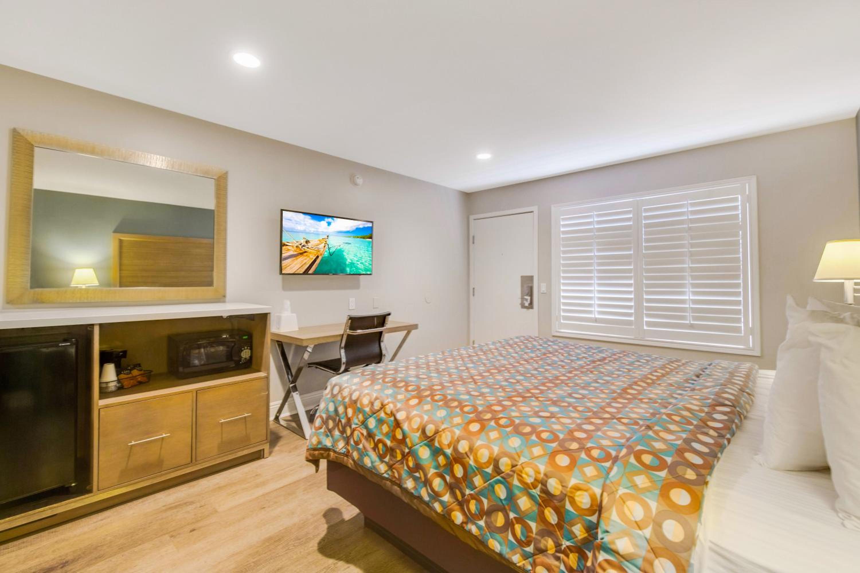 Deluxe King Room - Photo 1