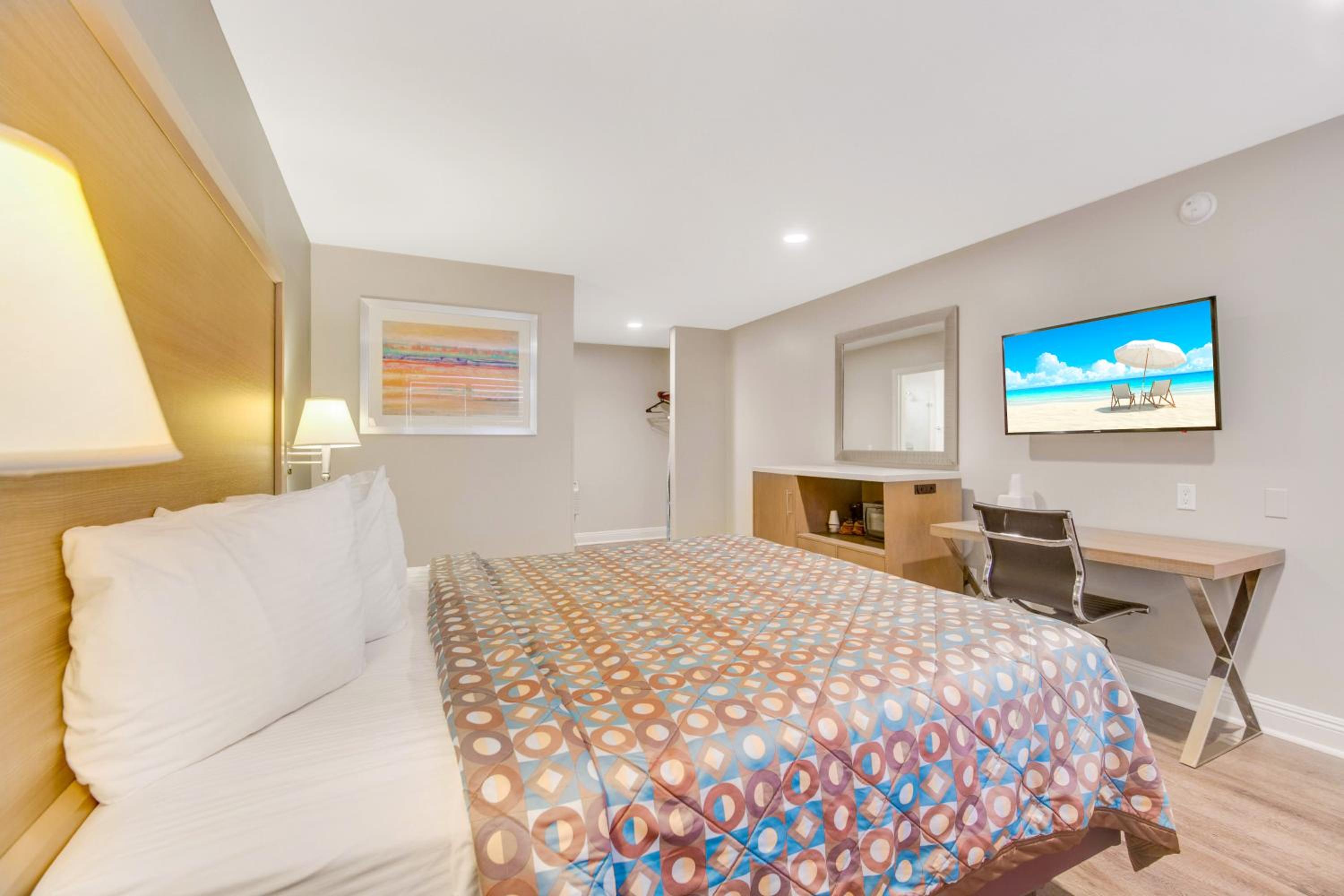 Deluxe King Room - Photo 13