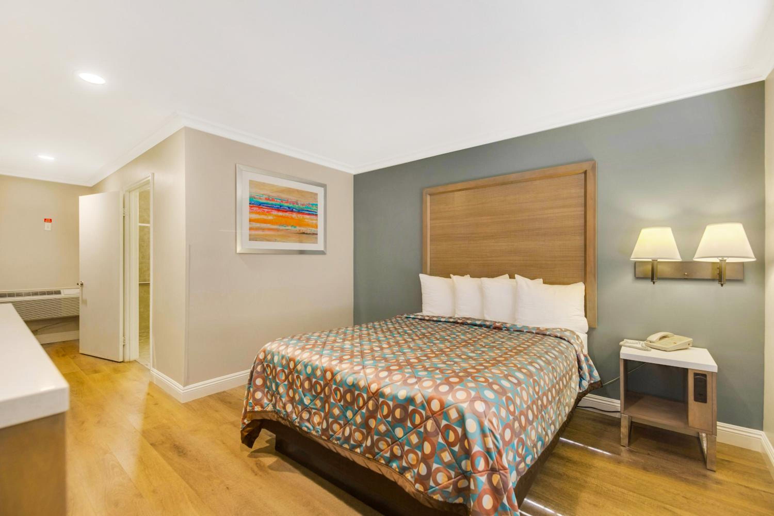 Deluxe Queen Room - Photo 9