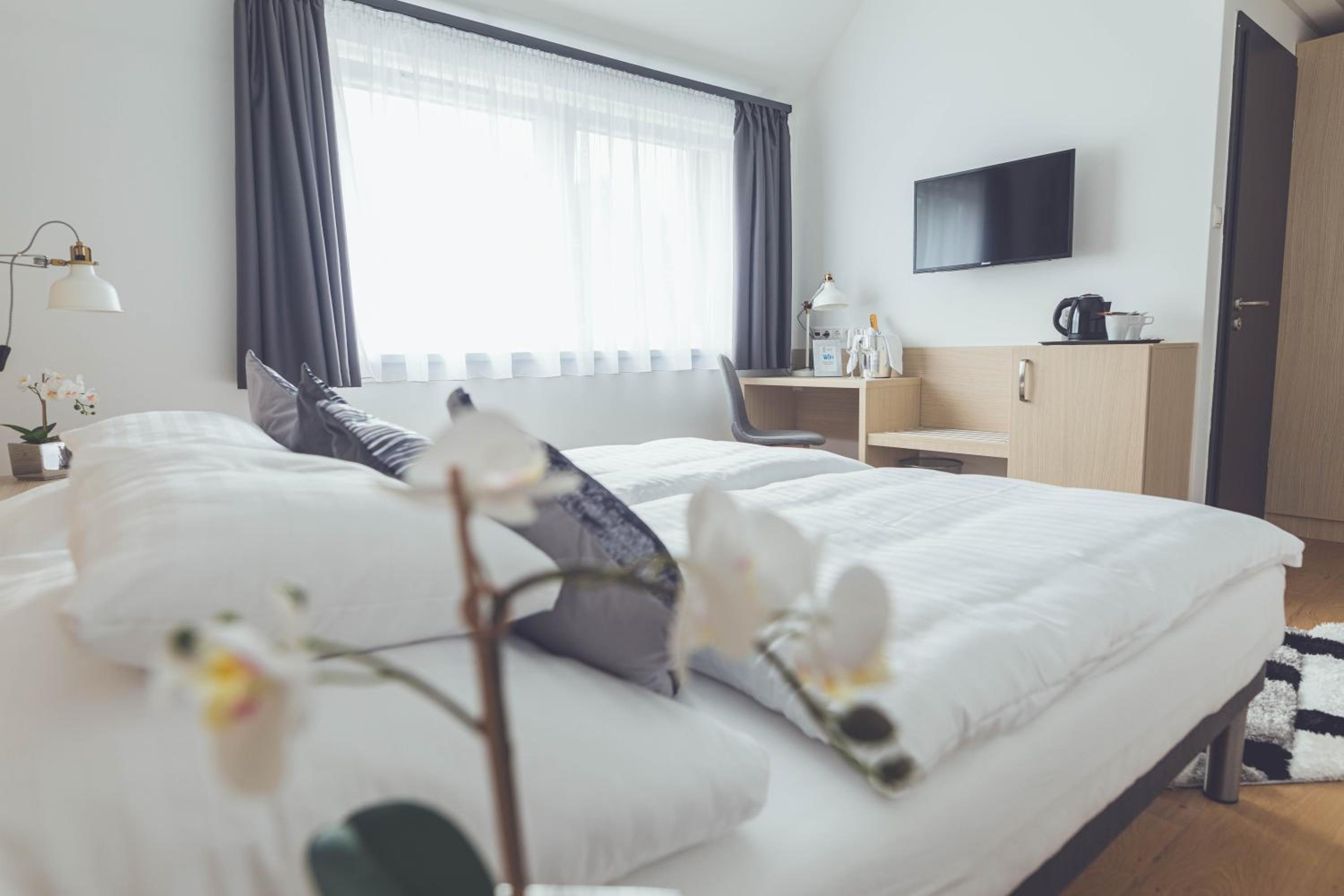 Standard Twin Room - Photo 10
