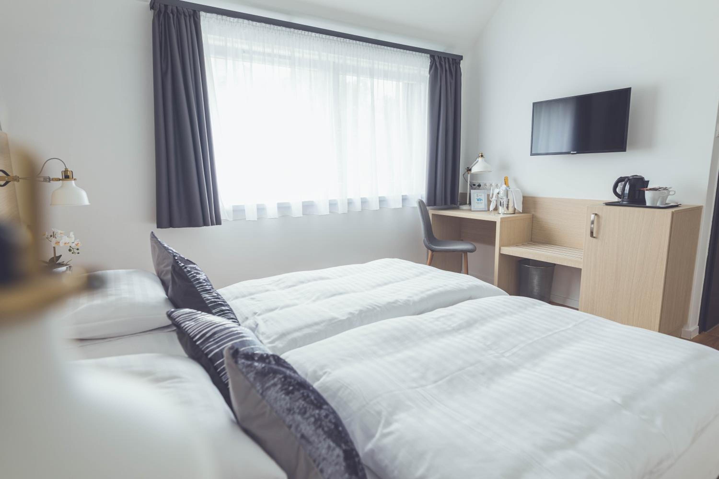 Standard Twin Room - Photo 5