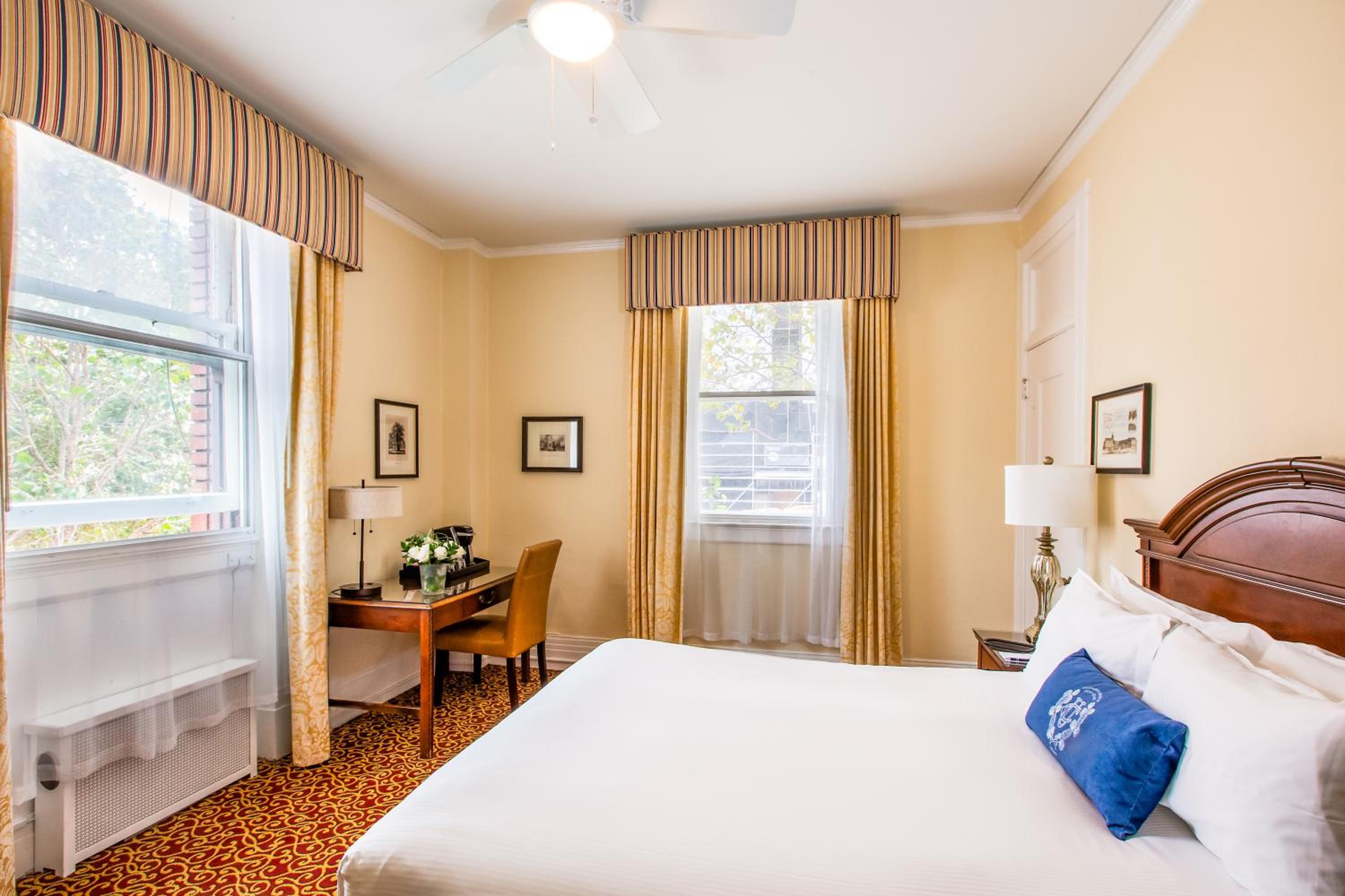 Queen Suite - Photo 1