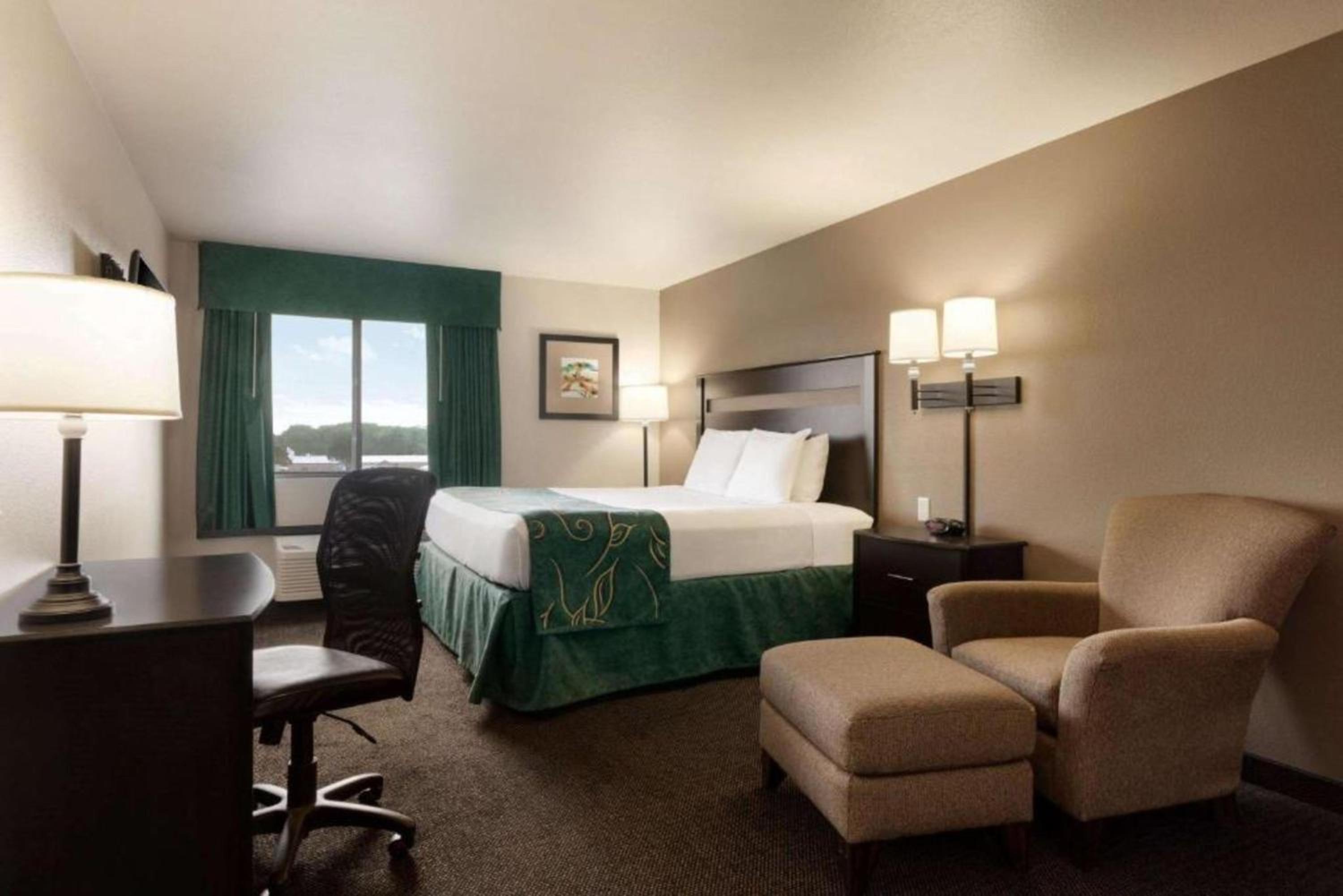 King Room - Non-Smoking photo 2