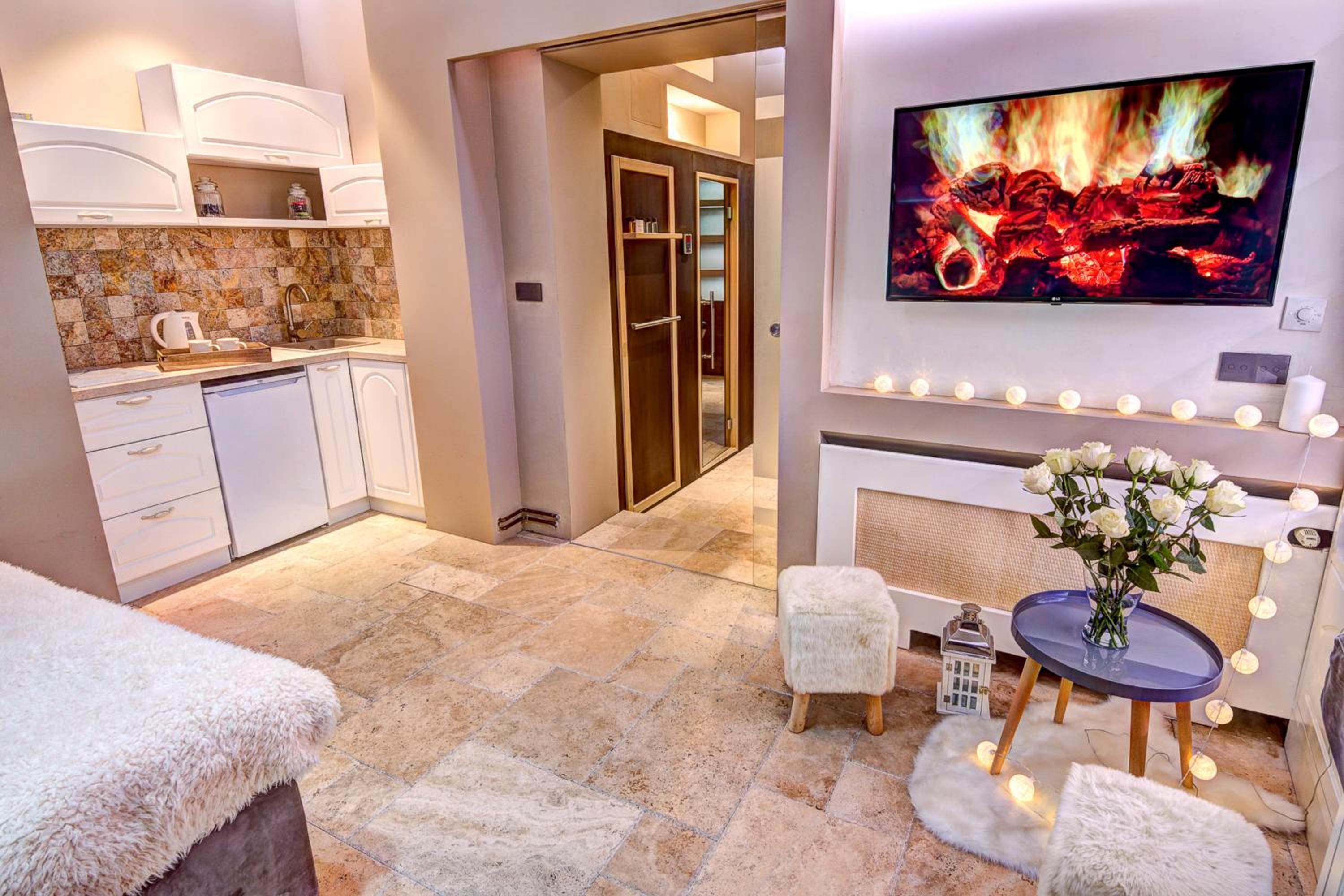 Deluxe Double Room with Spa Bath and Sauna - Photo 1