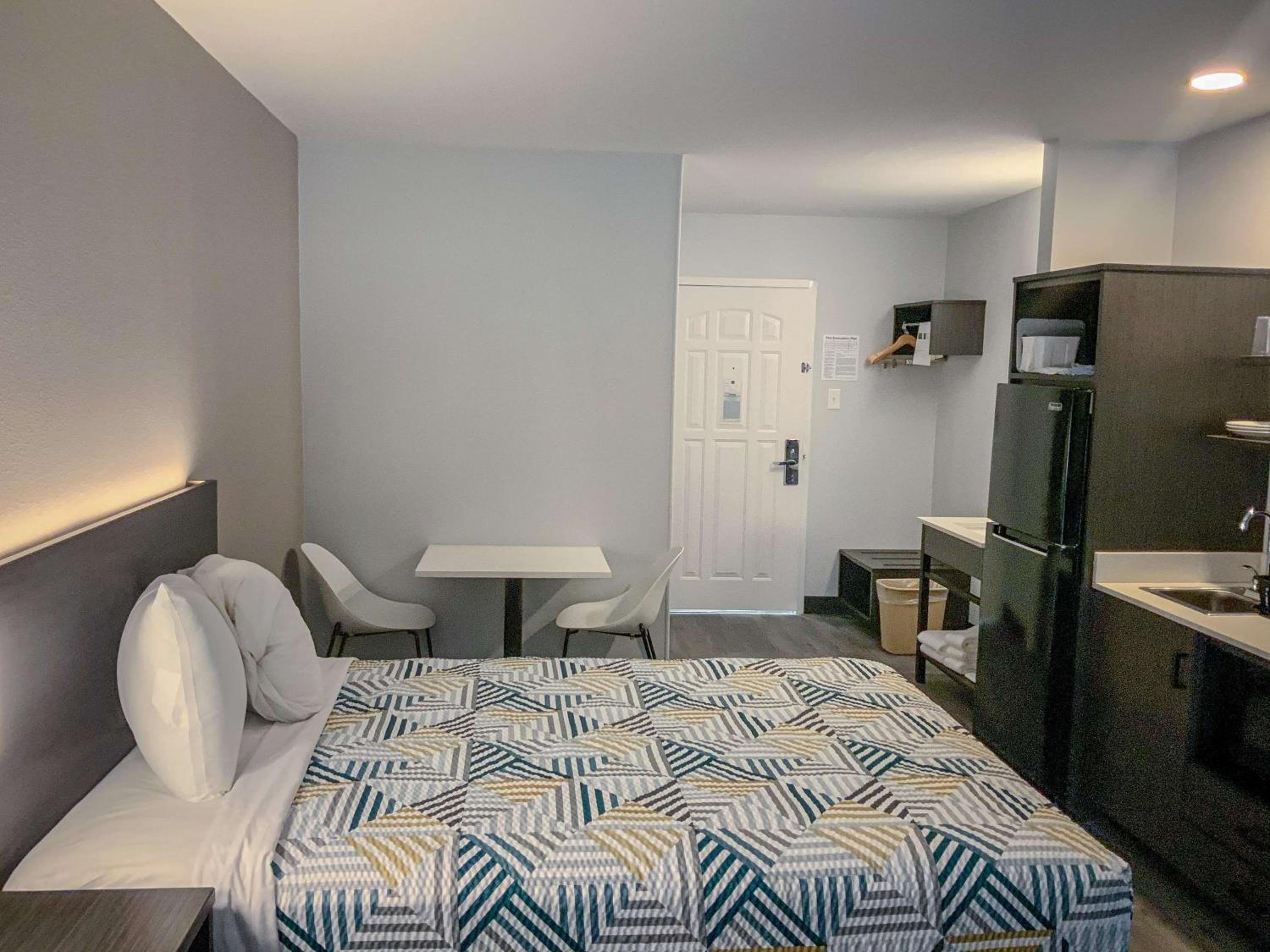 Deluxe King Room - Non-Smoking - Photo 1