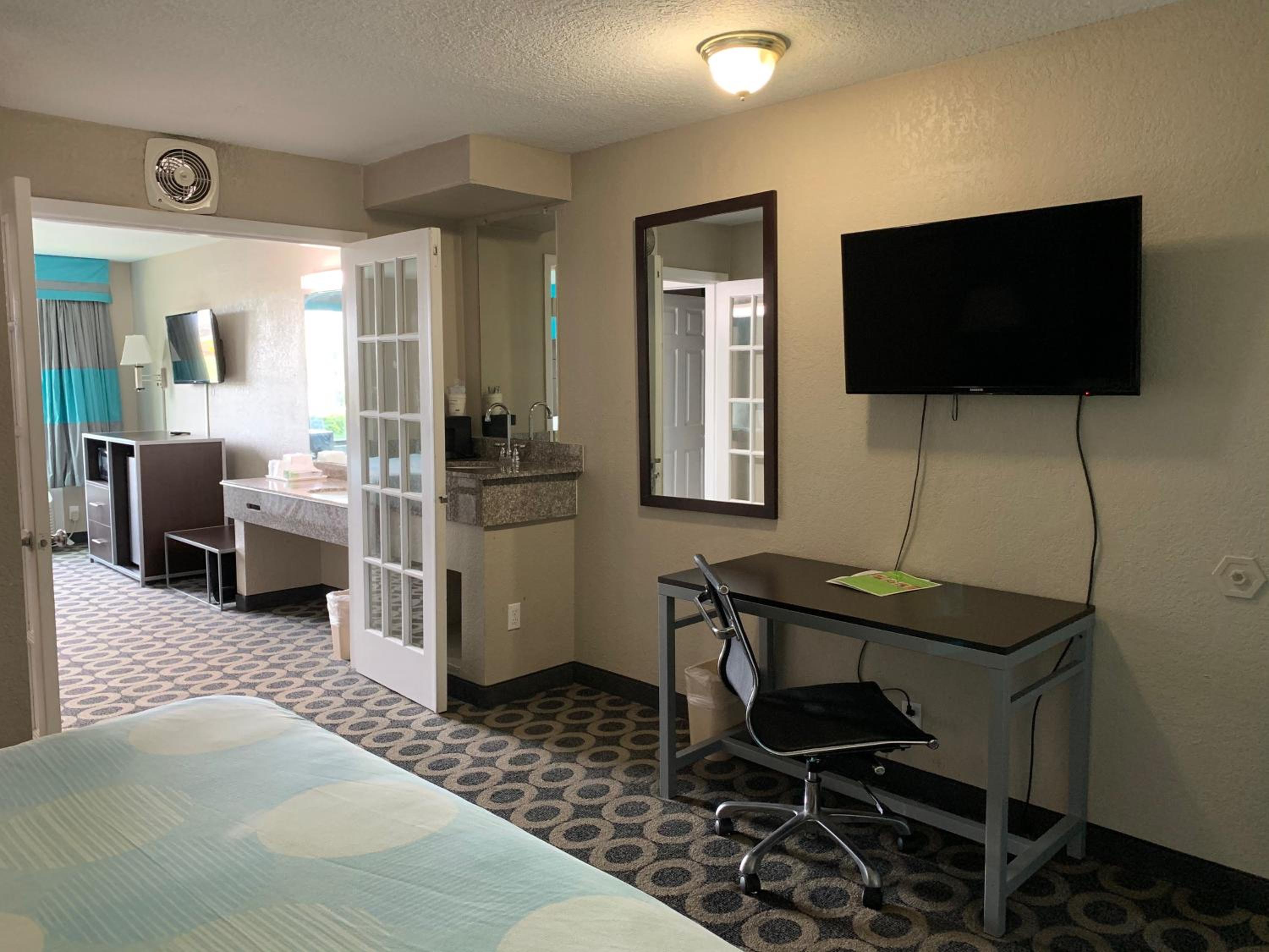 Two Bedroom King Suite with Two King Beds - Photo 2