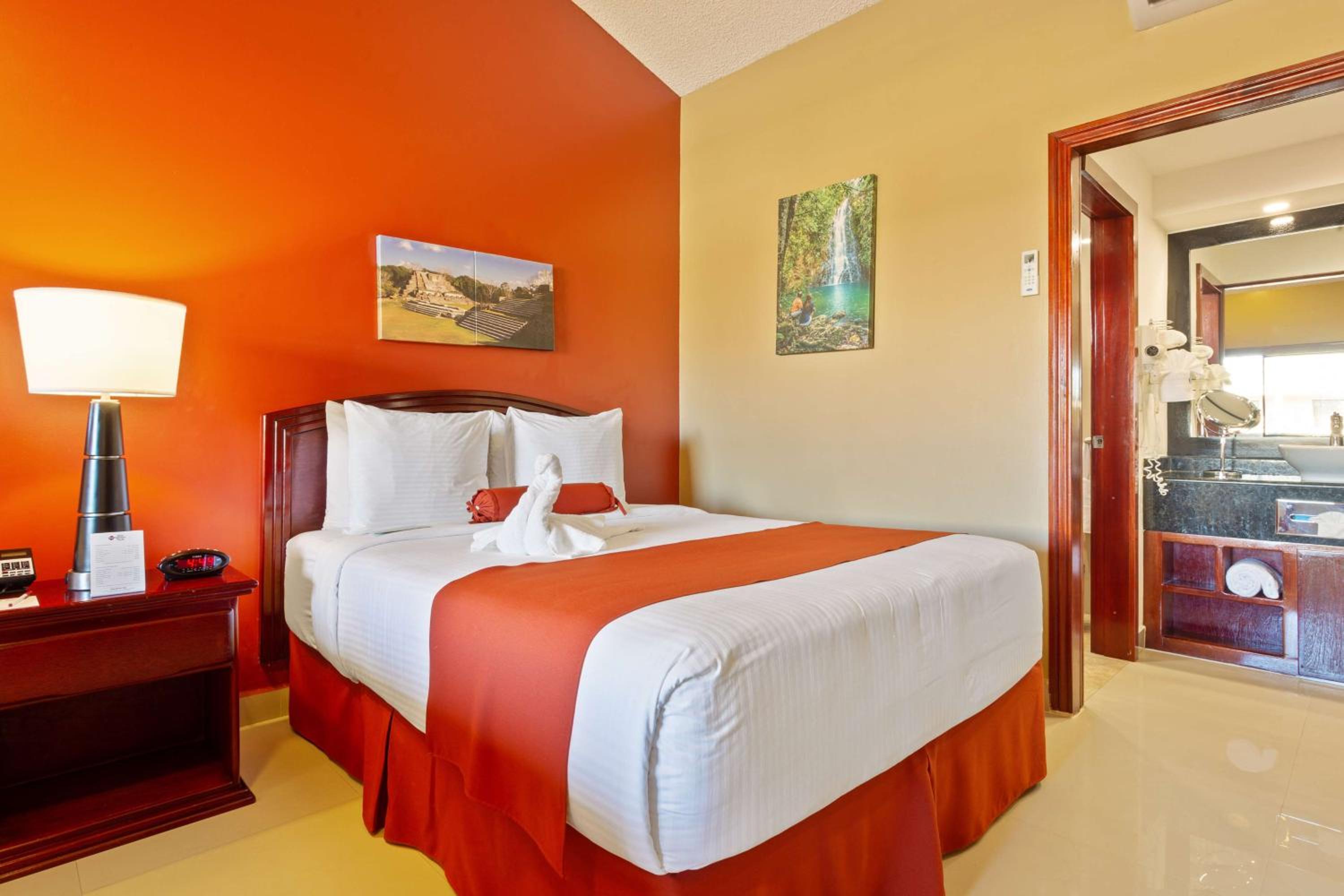 Deluxe King Room - Non-Smoking - Photo 3