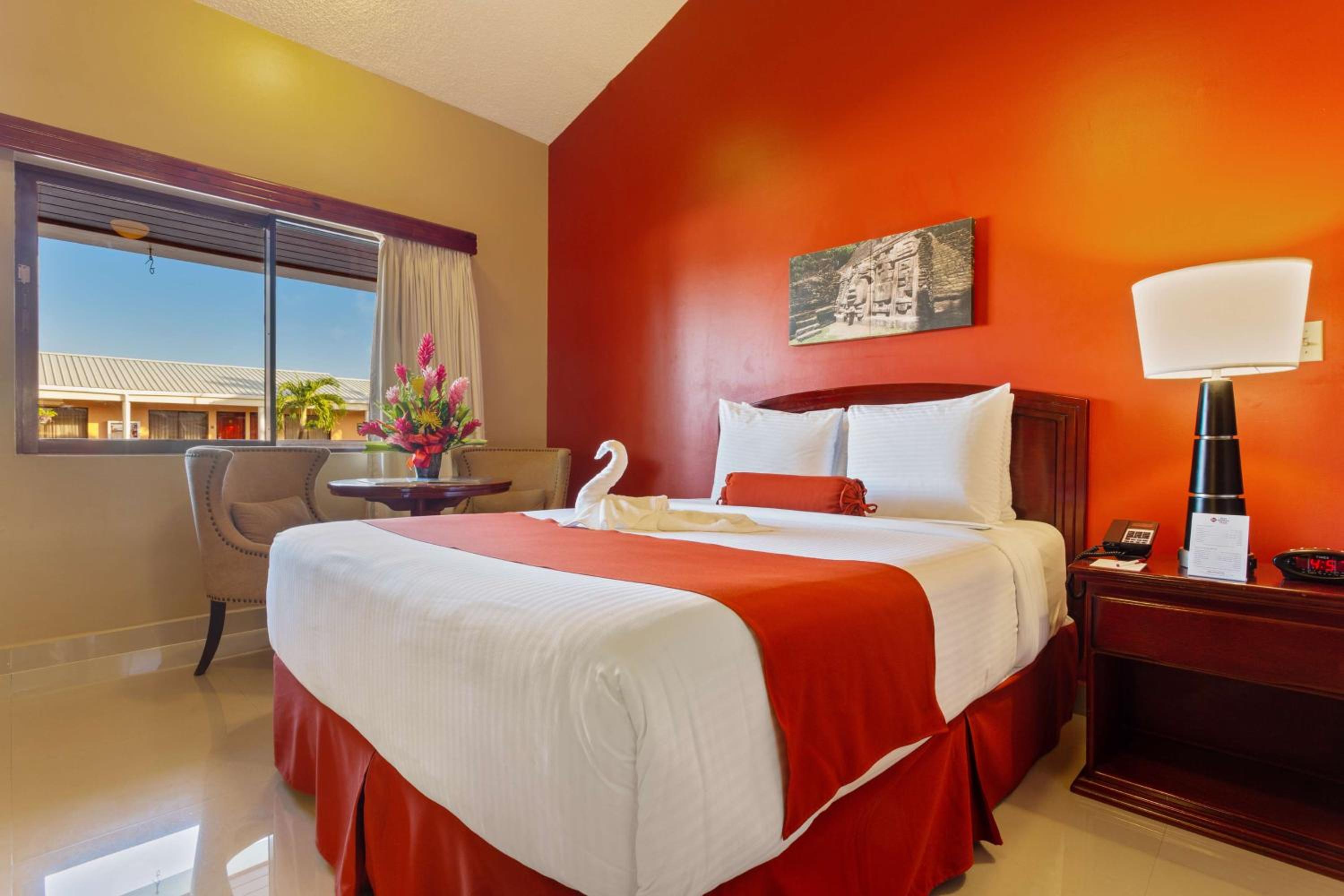 Deluxe King Room - Non-Smoking - Photo 4