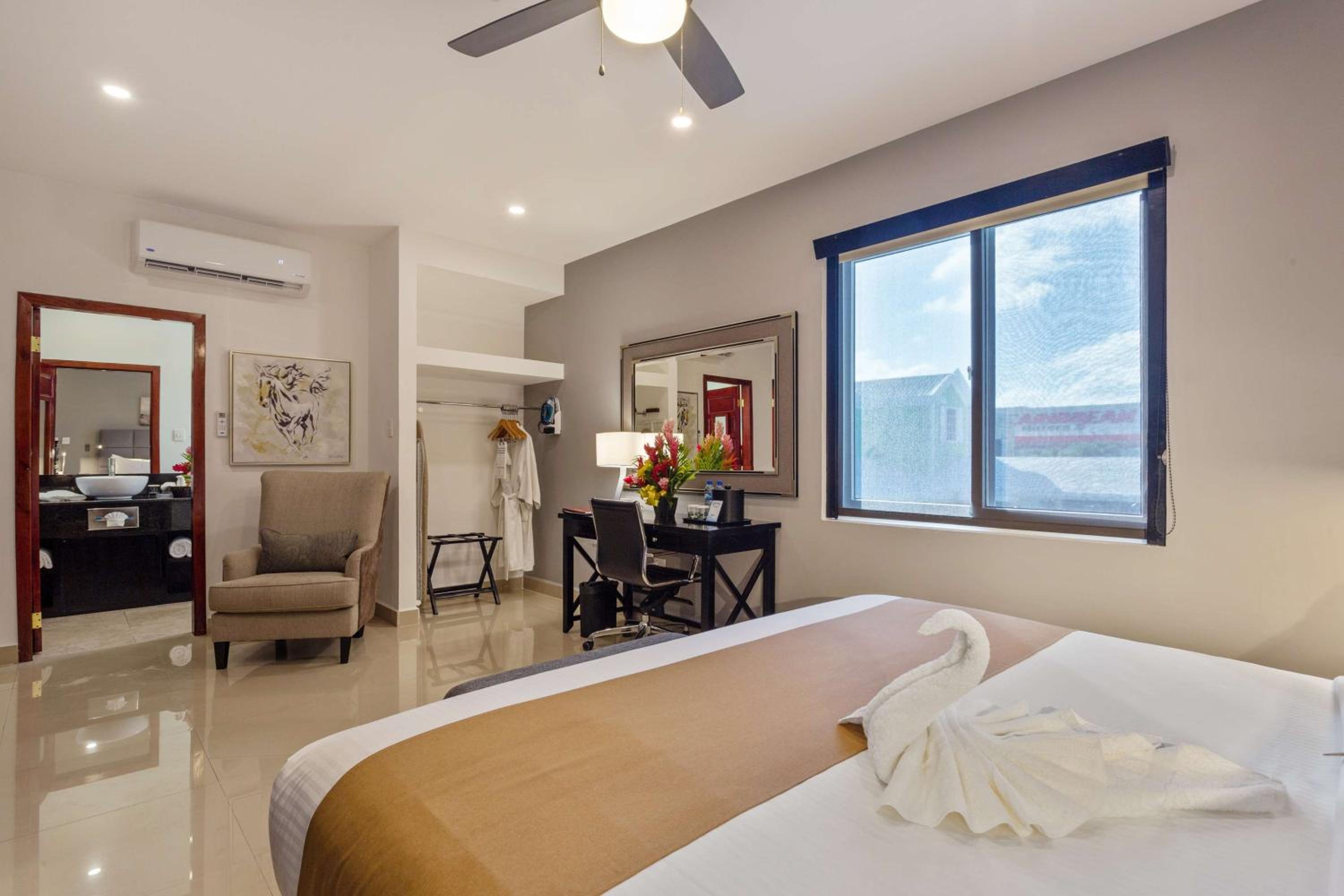 Premium King Room - Non Smoking - Photo 2