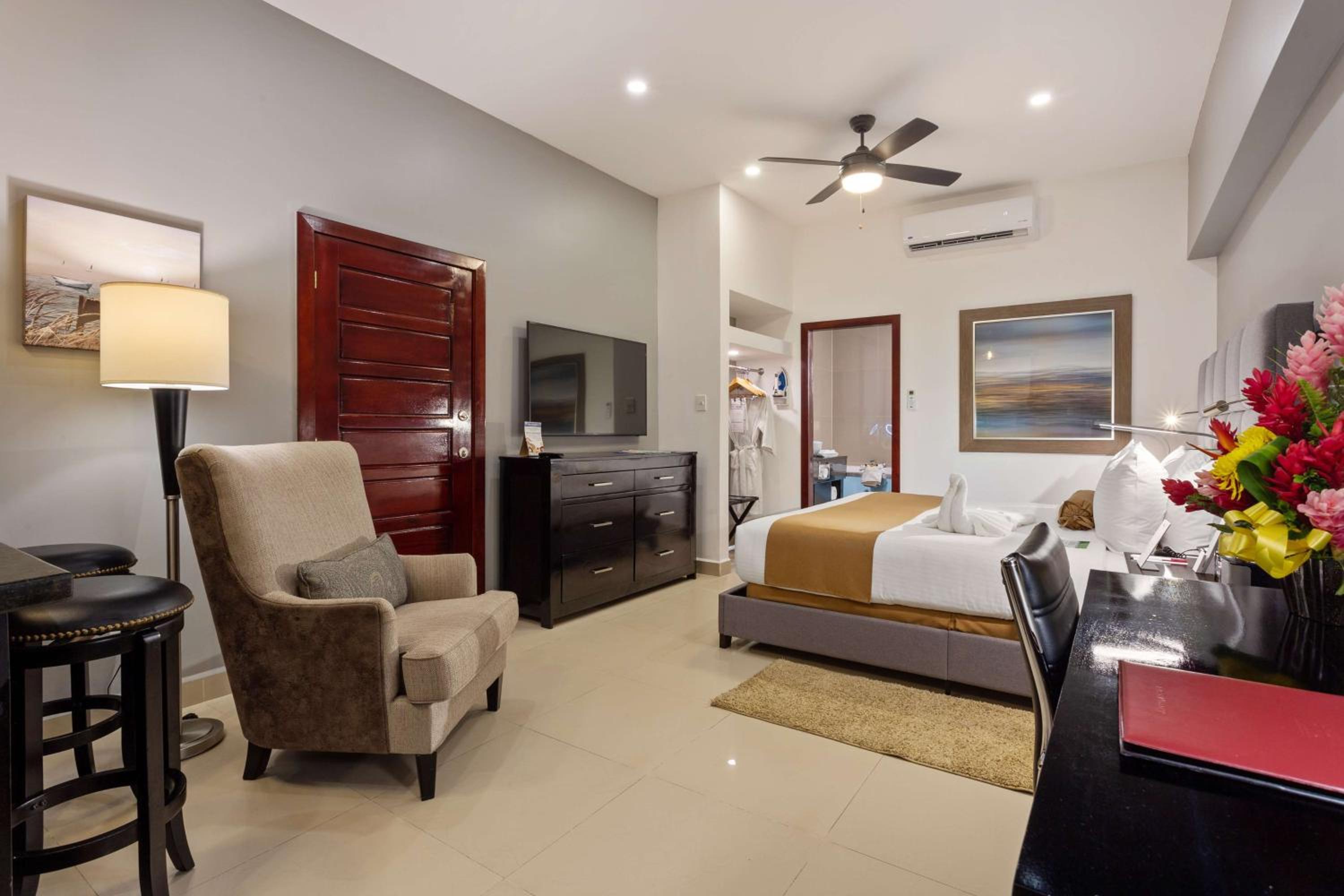 Junior Suite with Hot Tub - Non Smoking - Photo 4