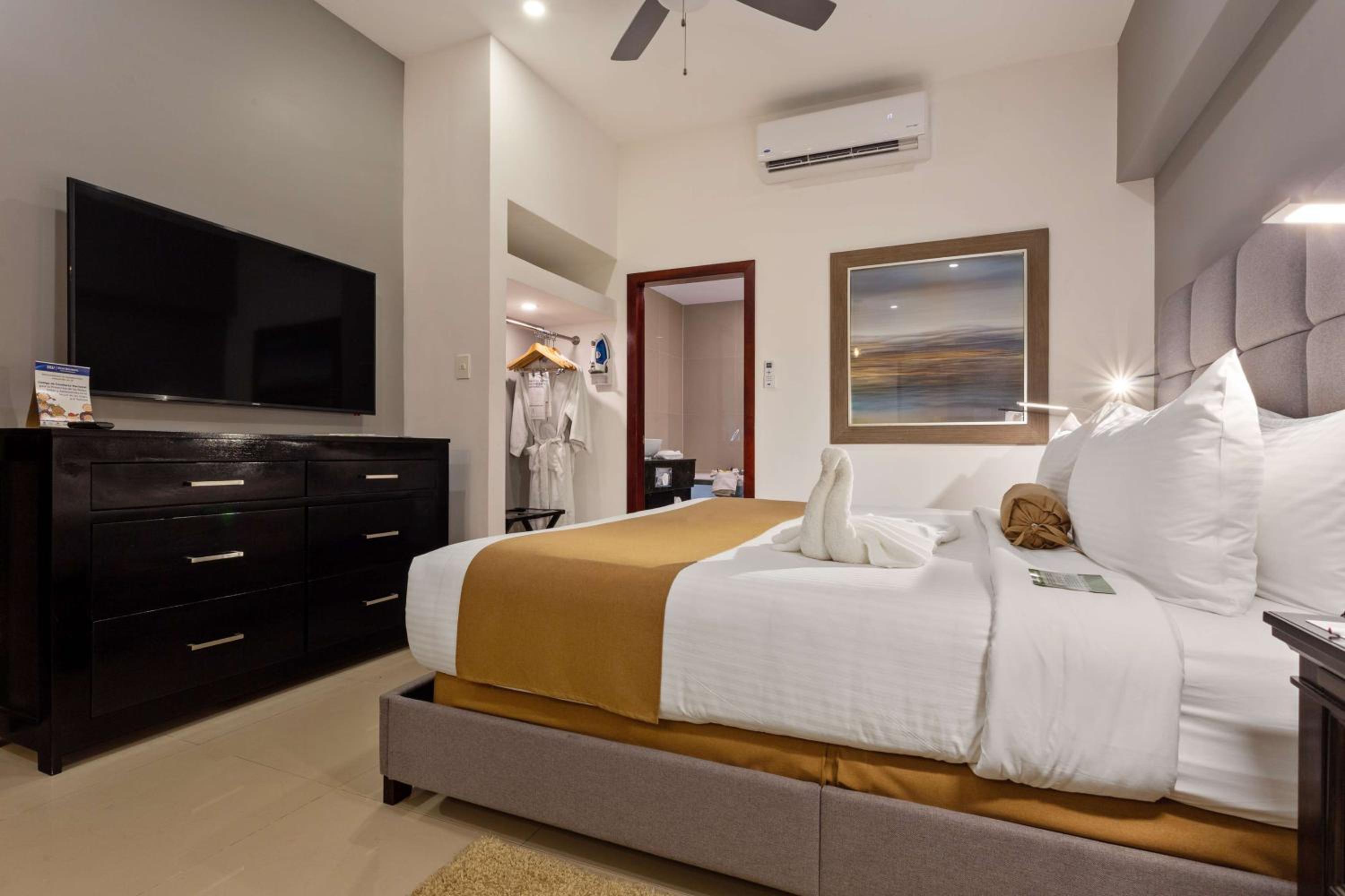 Junior Suite with Hot Tub - Non Smoking - Photo 6